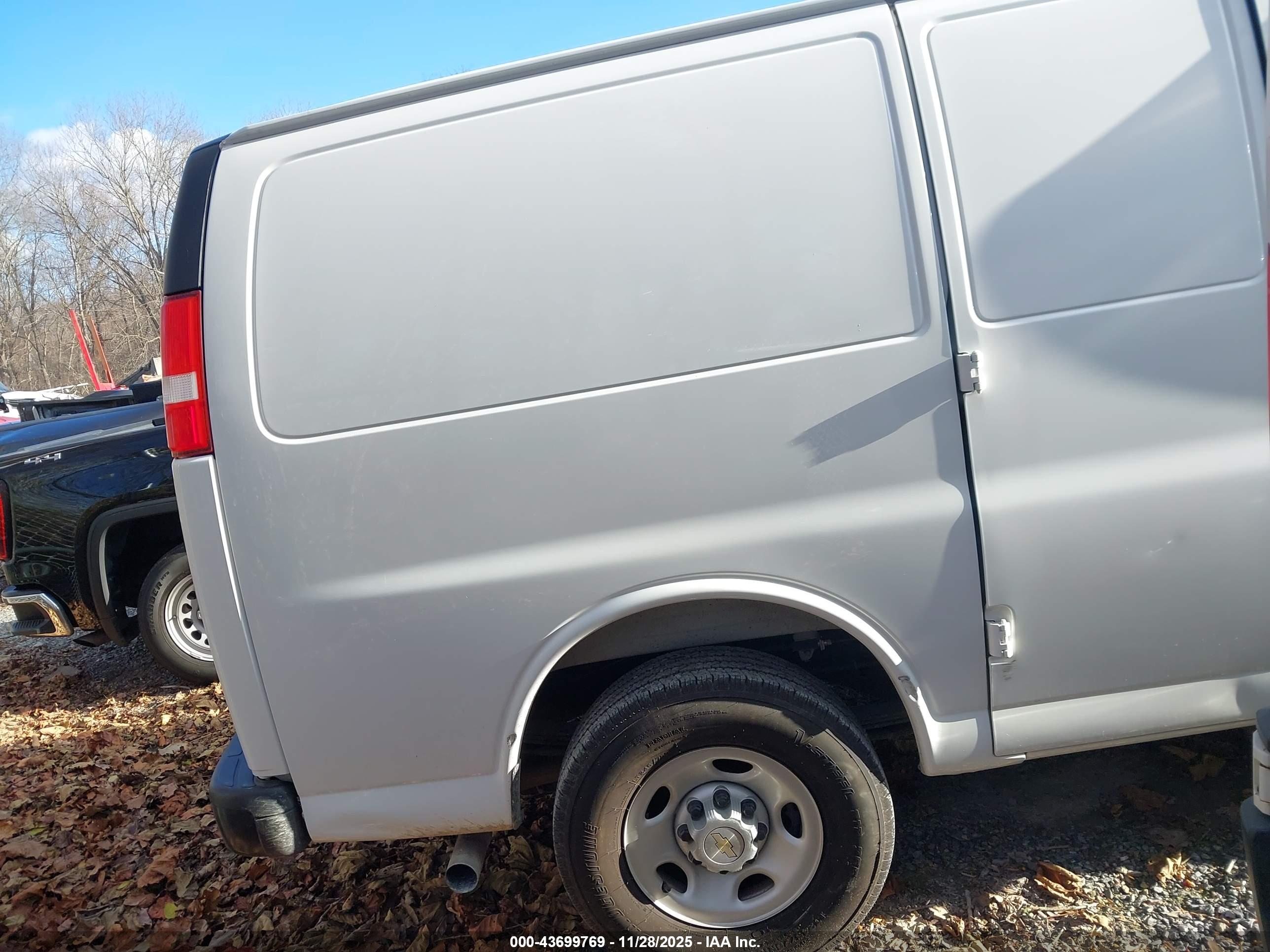 CHEVROLET EXPRESS image 4