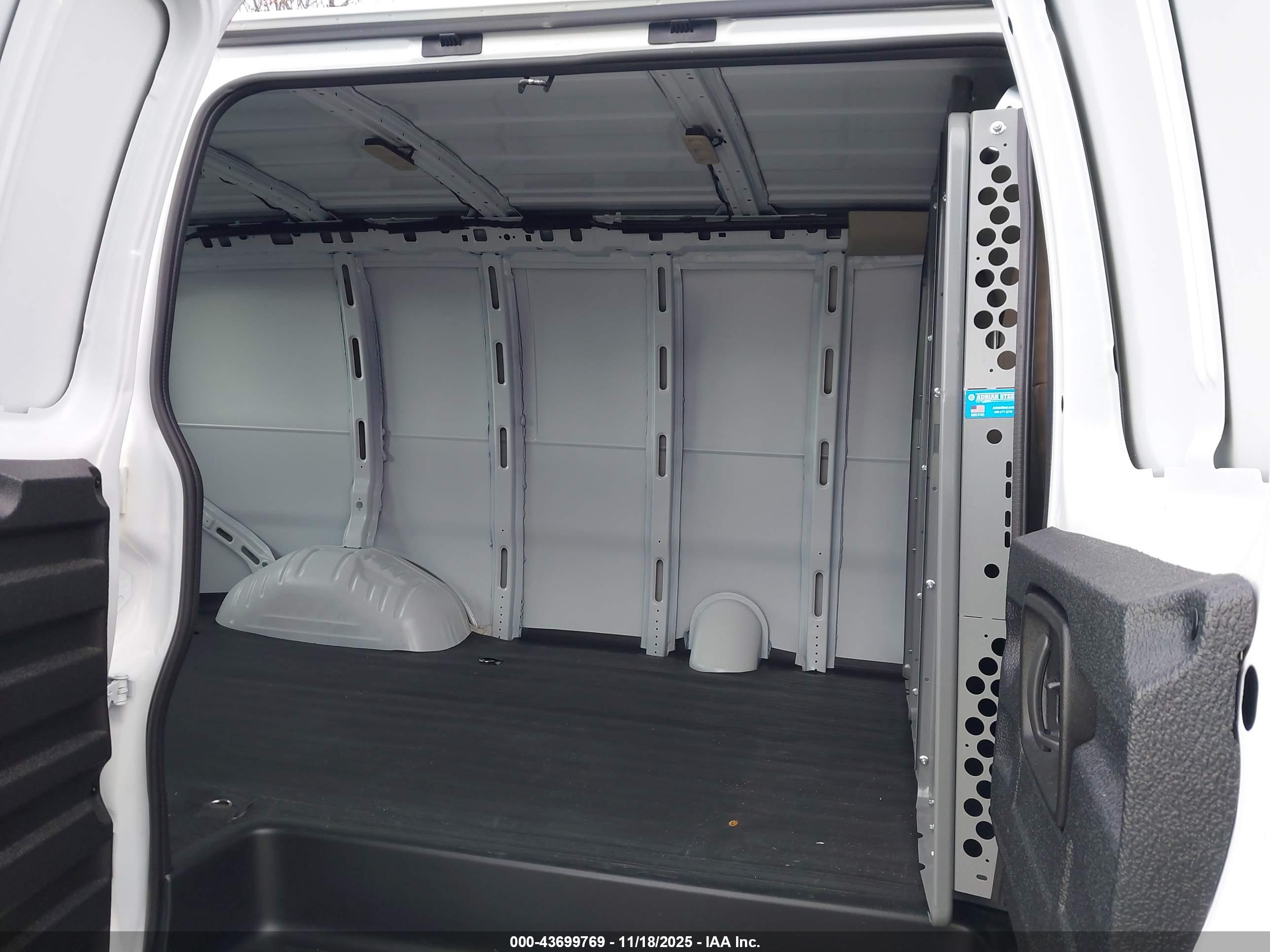 CHEVROLET EXPRESS image 8