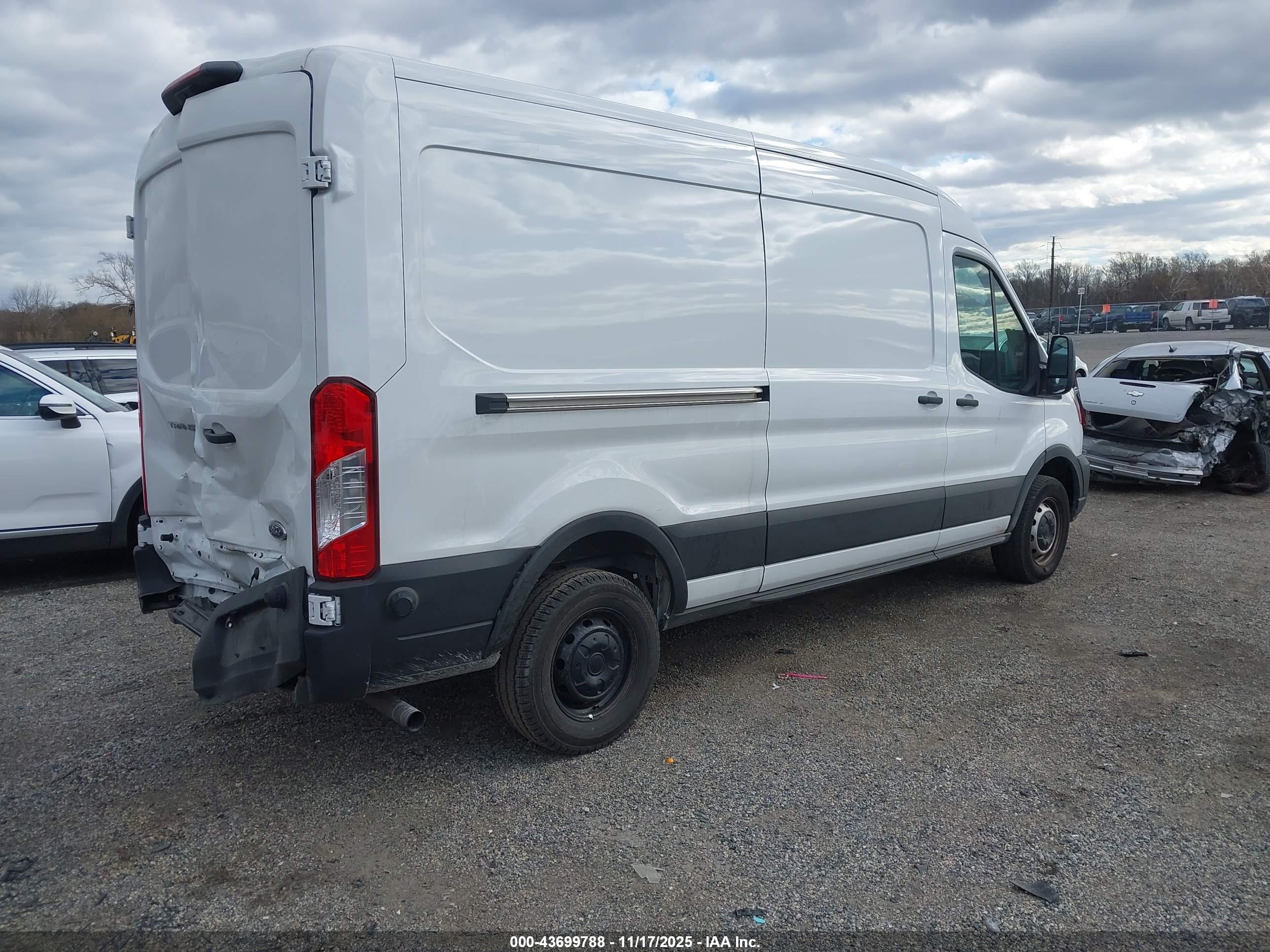 FORD TRANSIT-250 image 4