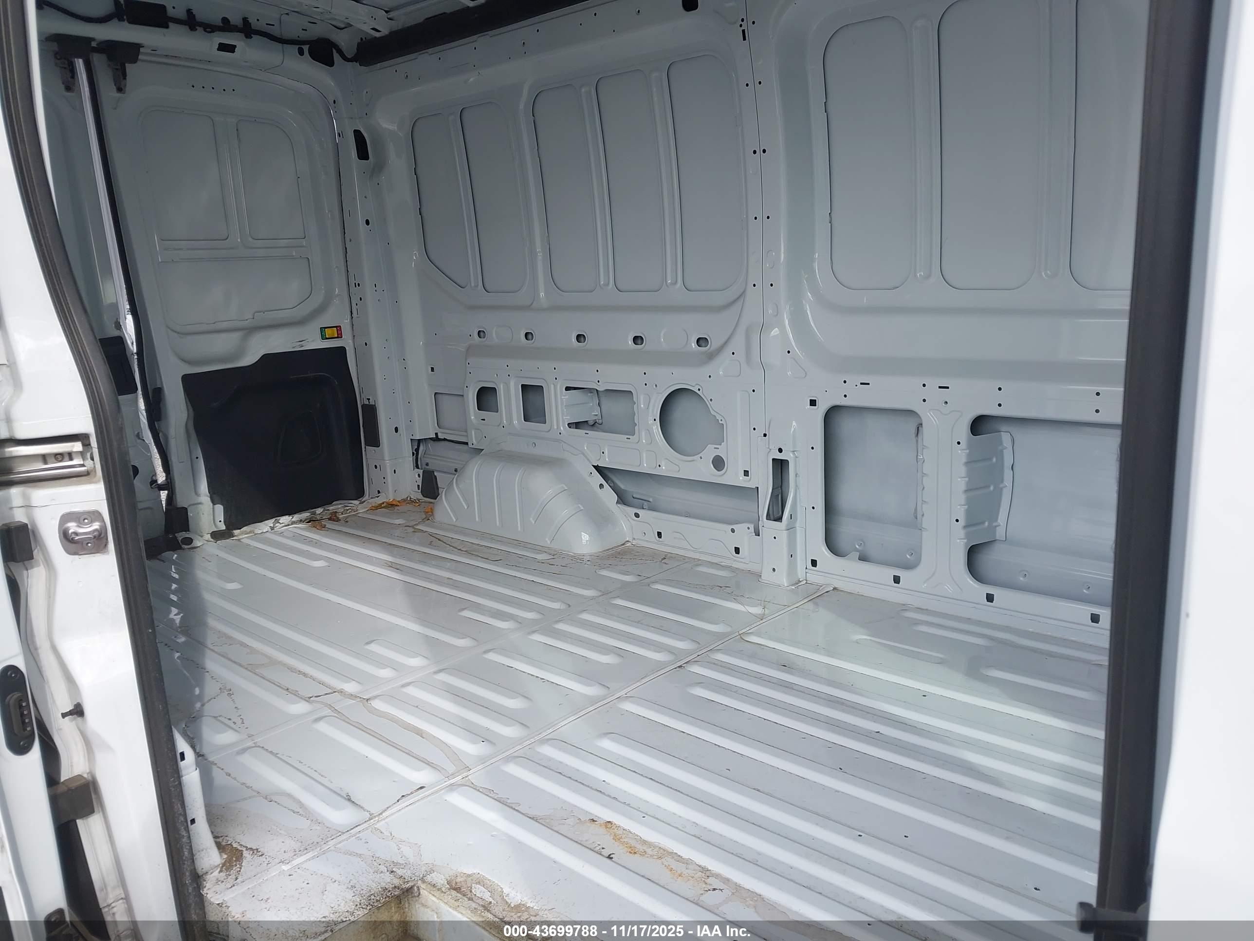 FORD TRANSIT-250 image 8