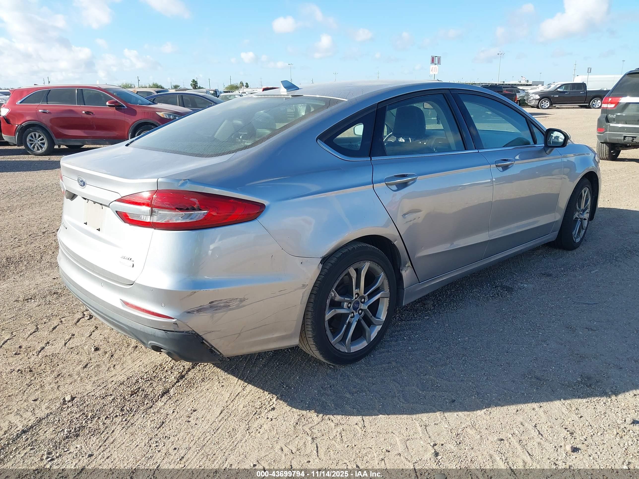 FORD FUSION image 4