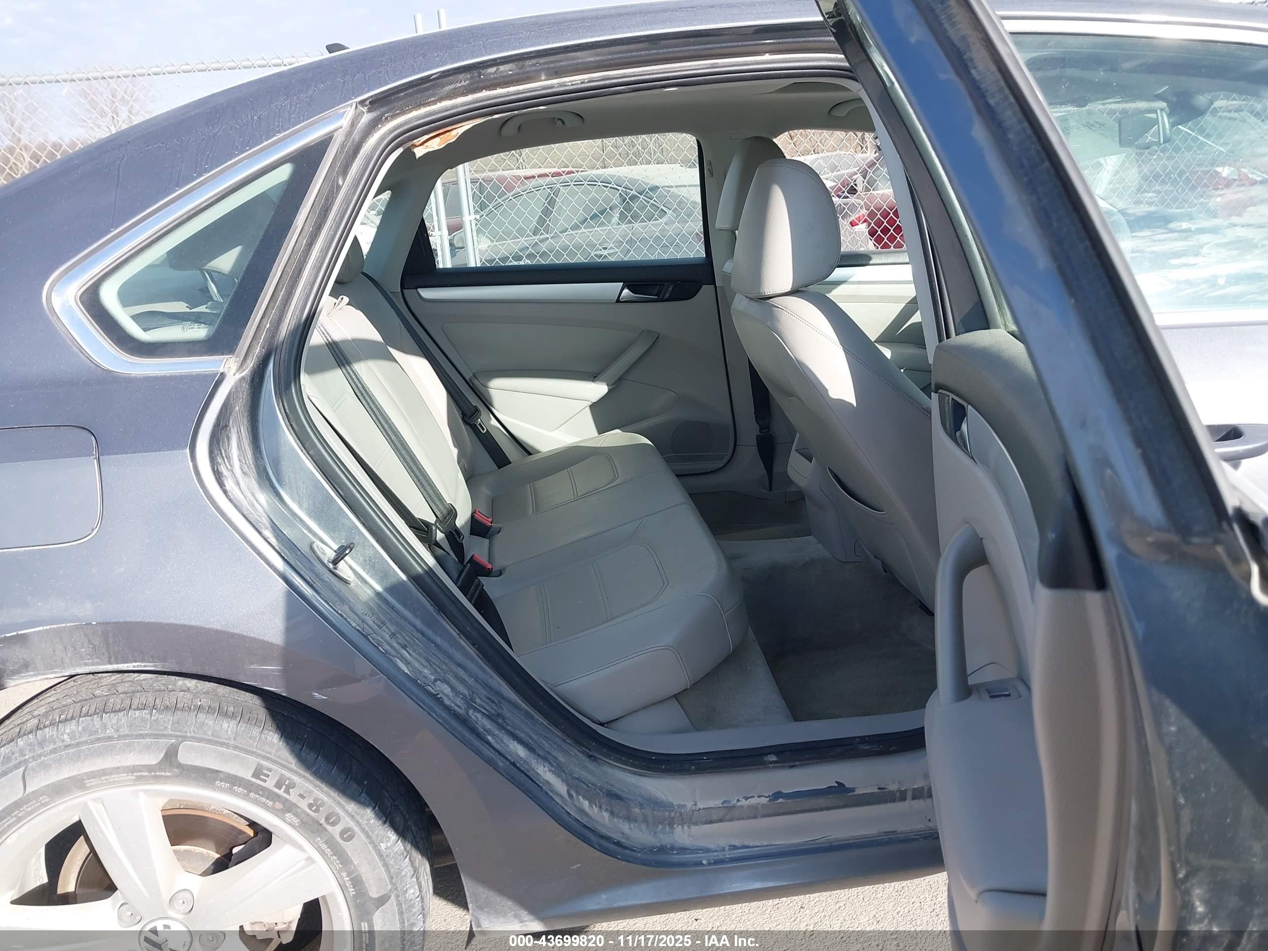 VOLKSWAGEN PASSAT image 8
