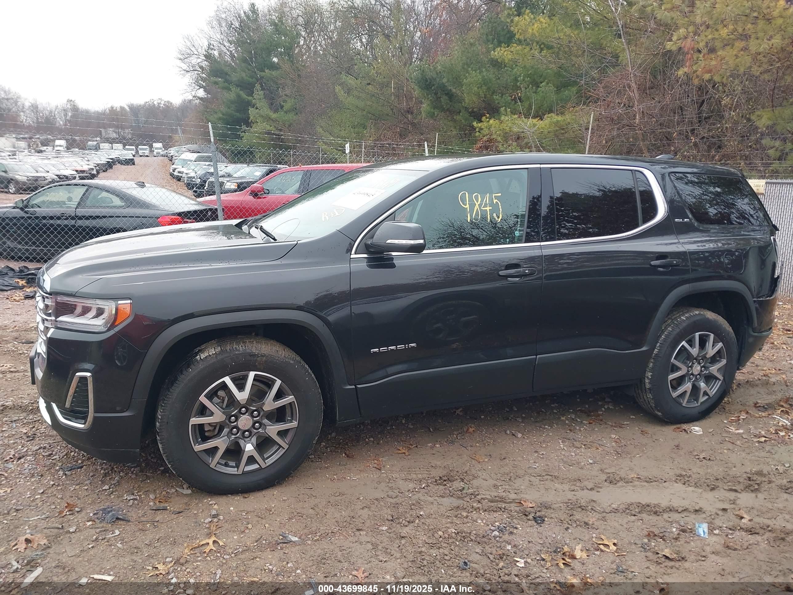 GMC ACADIA image 2