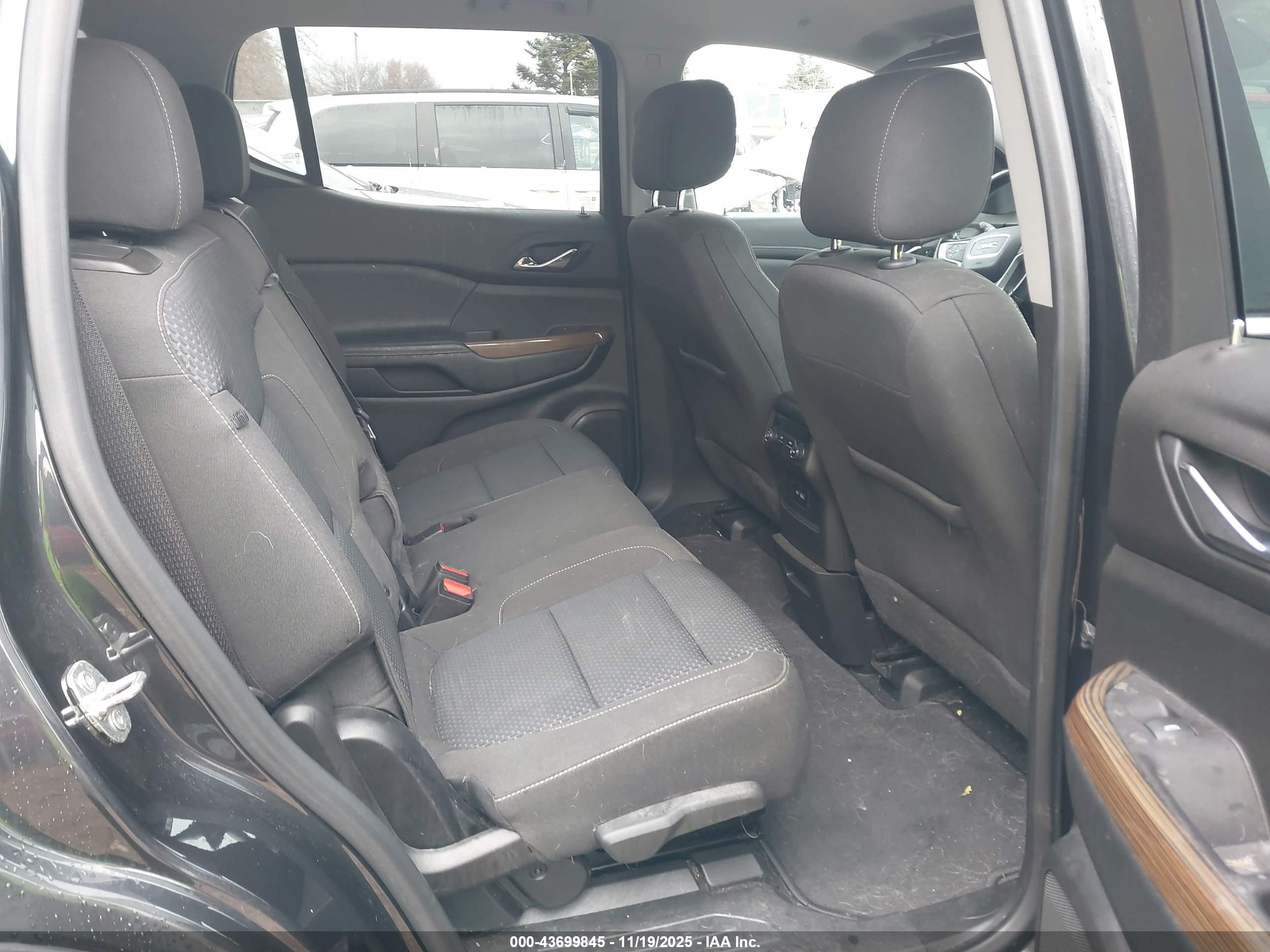 GMC ACADIA image 8