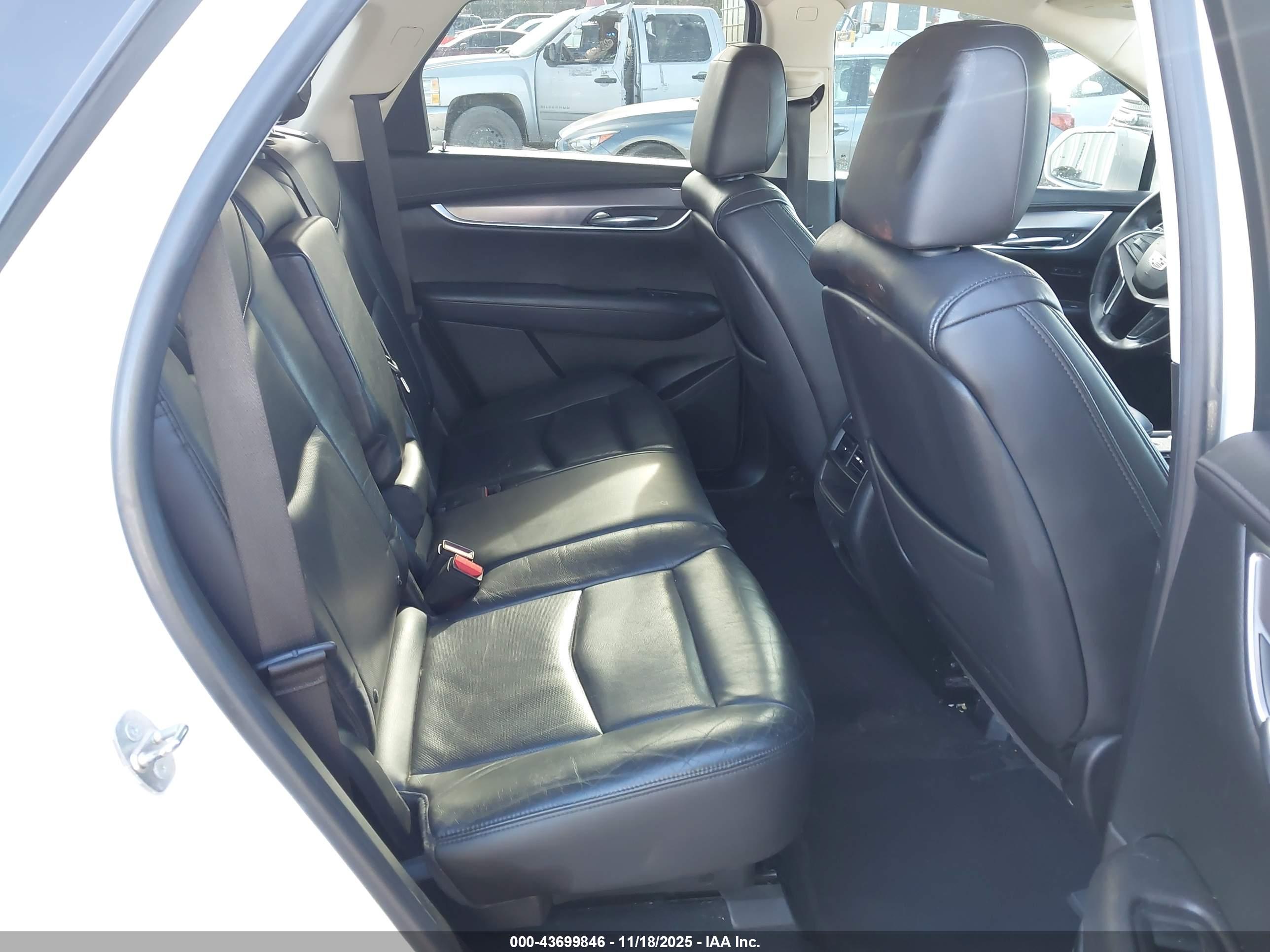 CADILLAC XT5 image 8