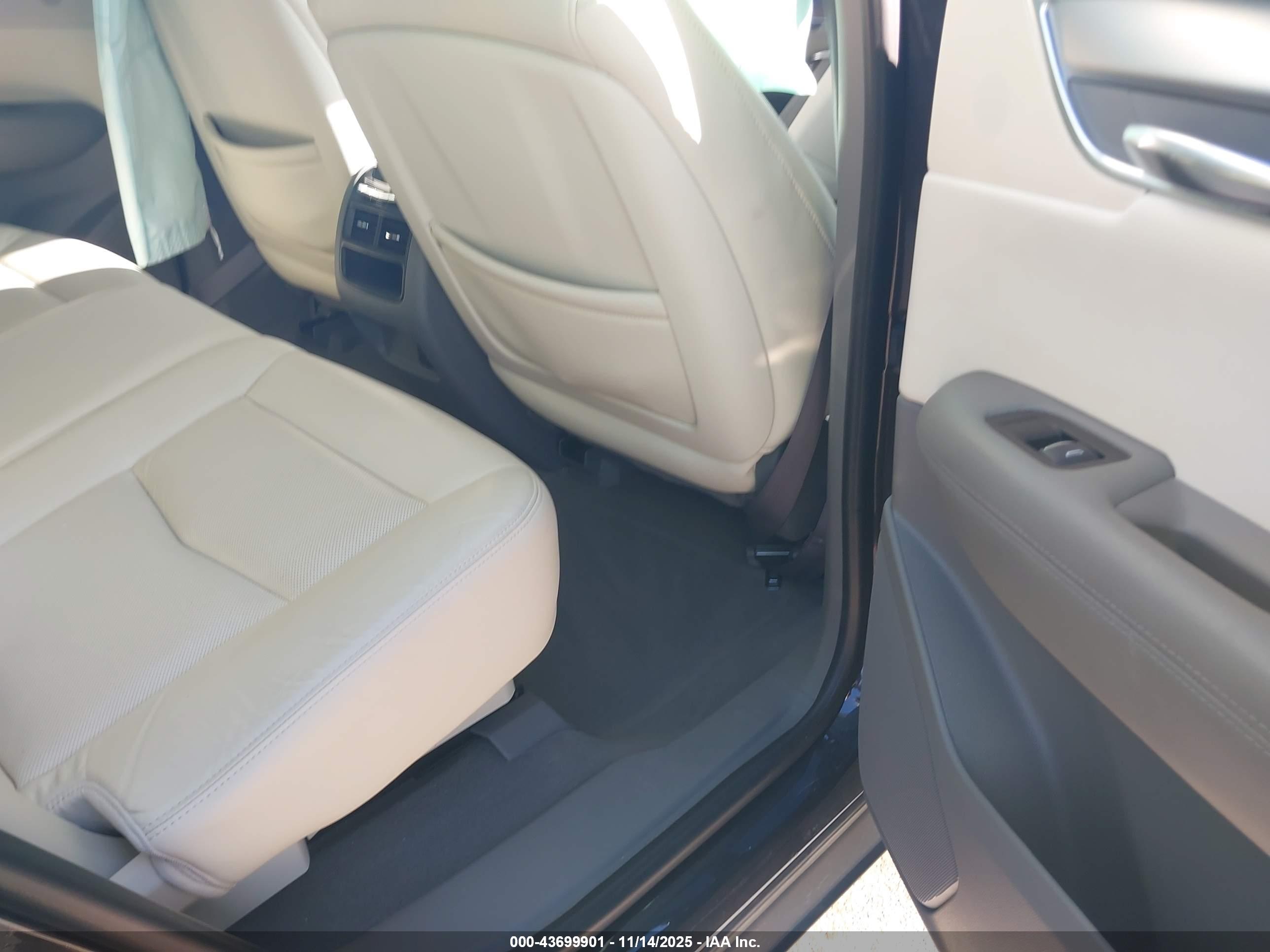 CADILLAC XT5 image 8