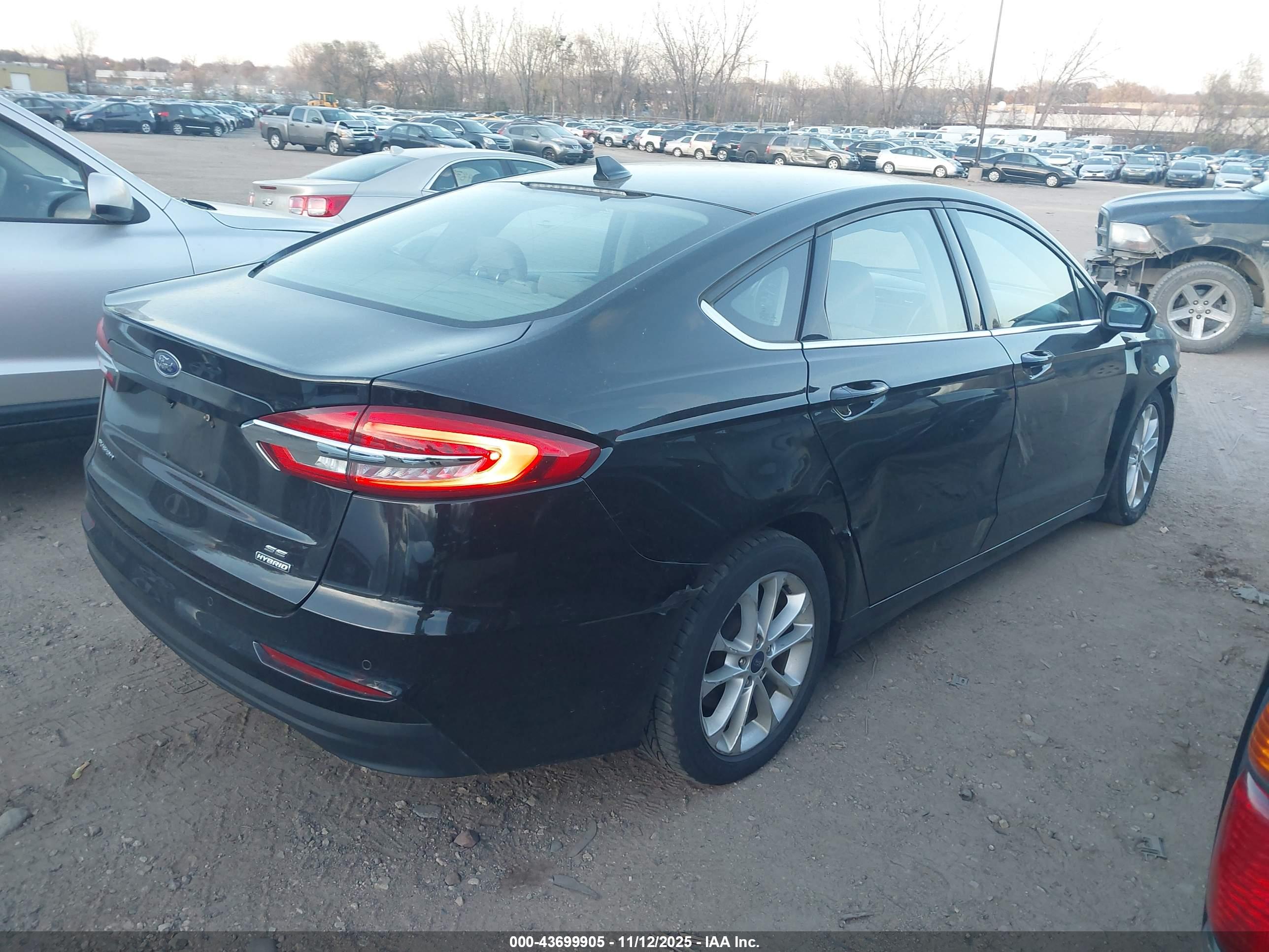 FORD FUSION image 4