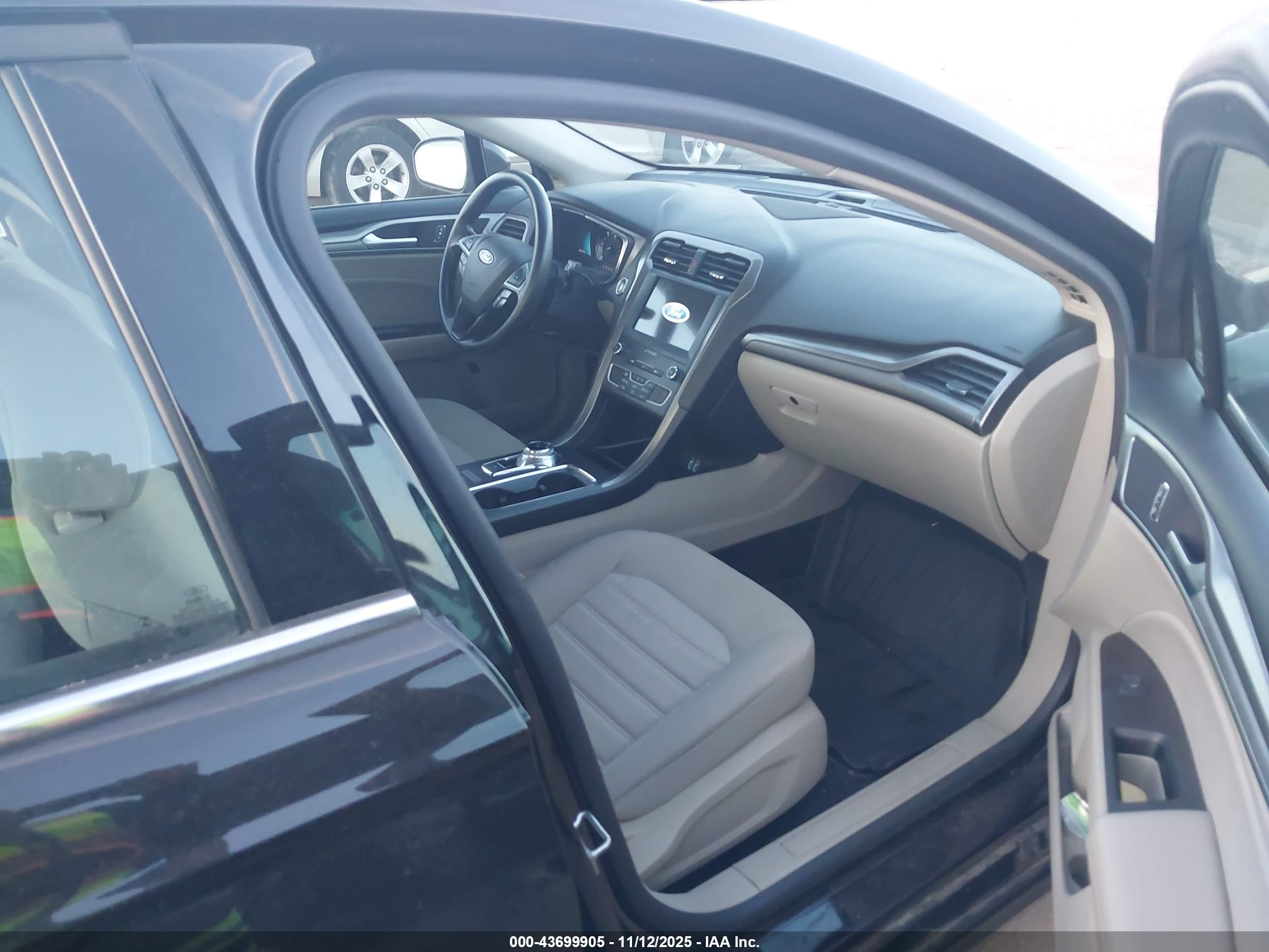 FORD FUSION image 5