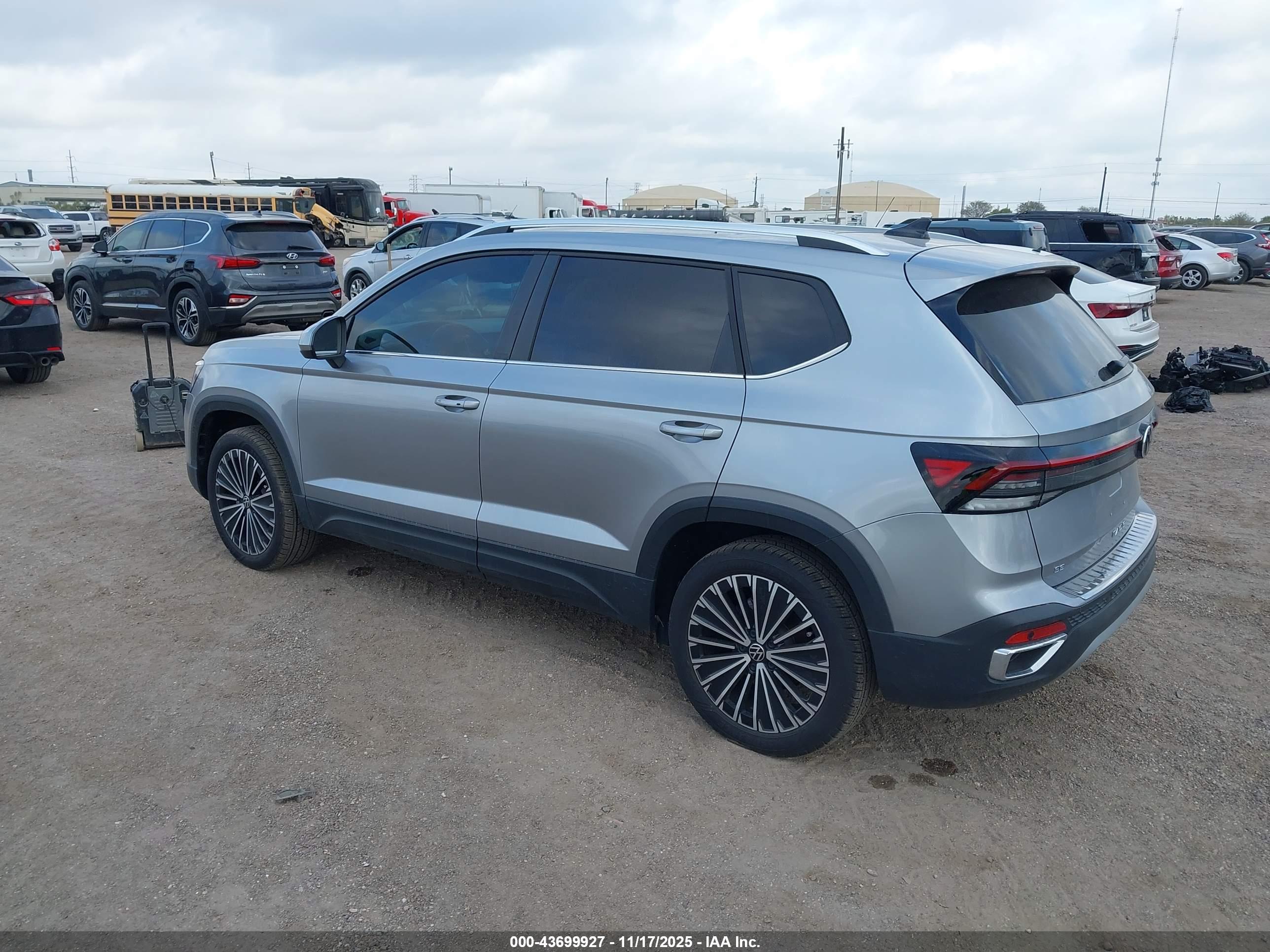 VOLKSWAGEN TAOS image 3