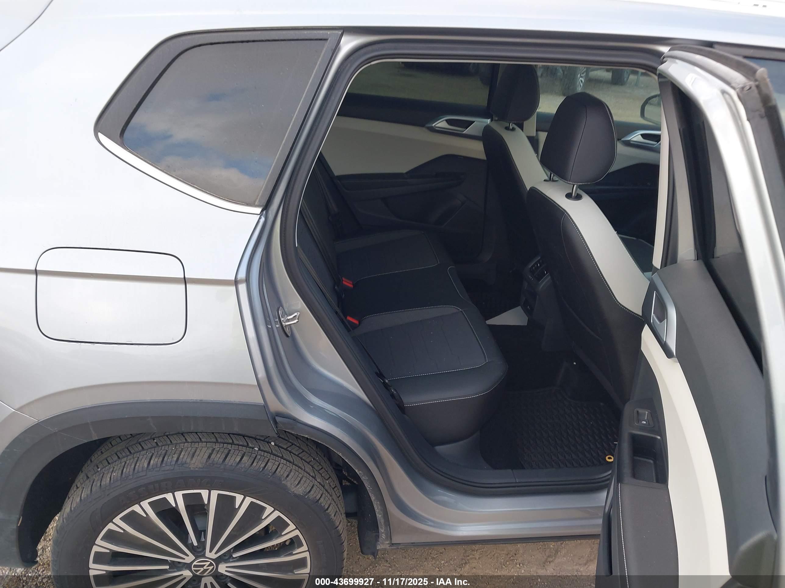 VOLKSWAGEN TAOS image 8