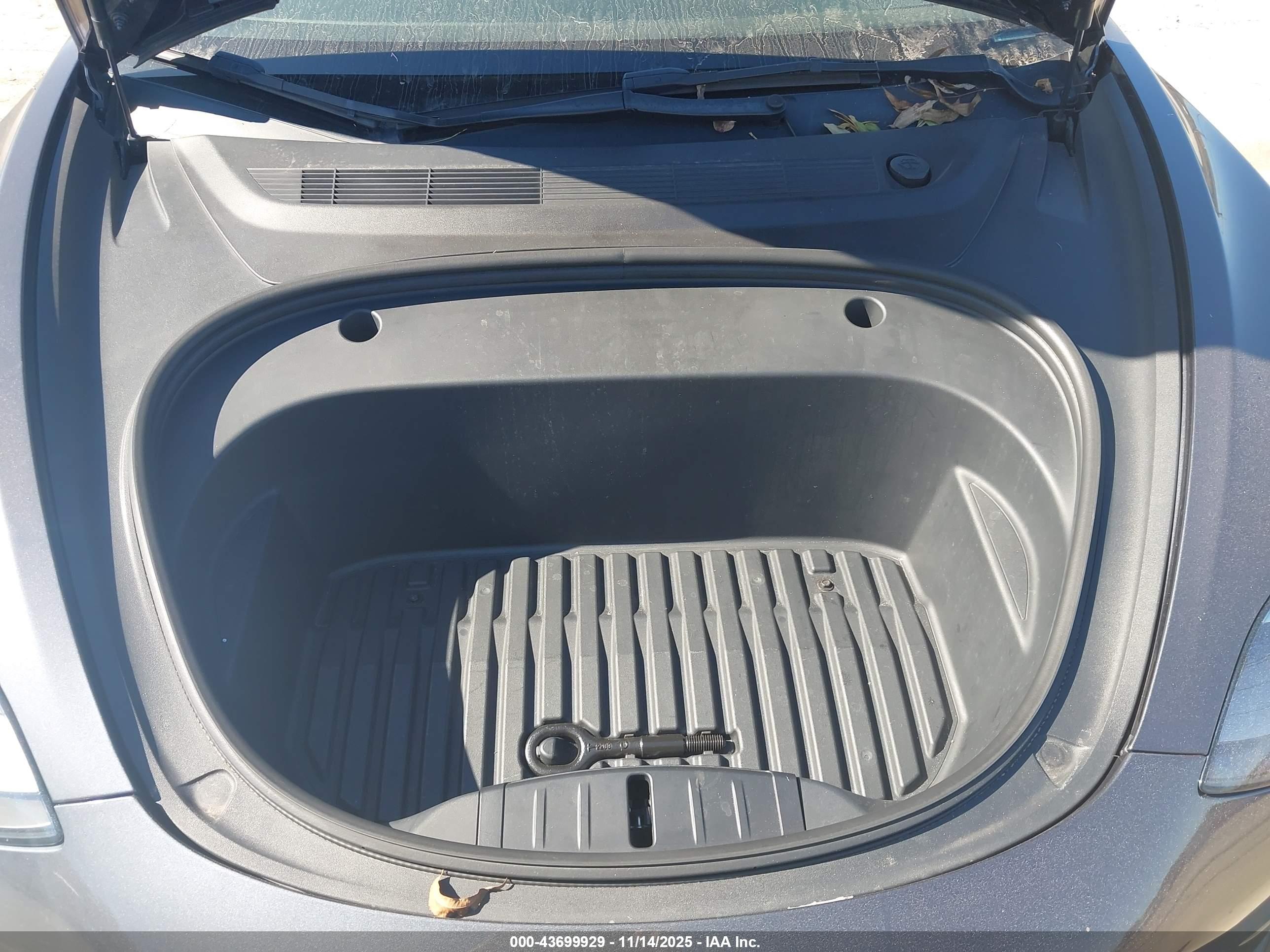 TESLA MODEL image 10