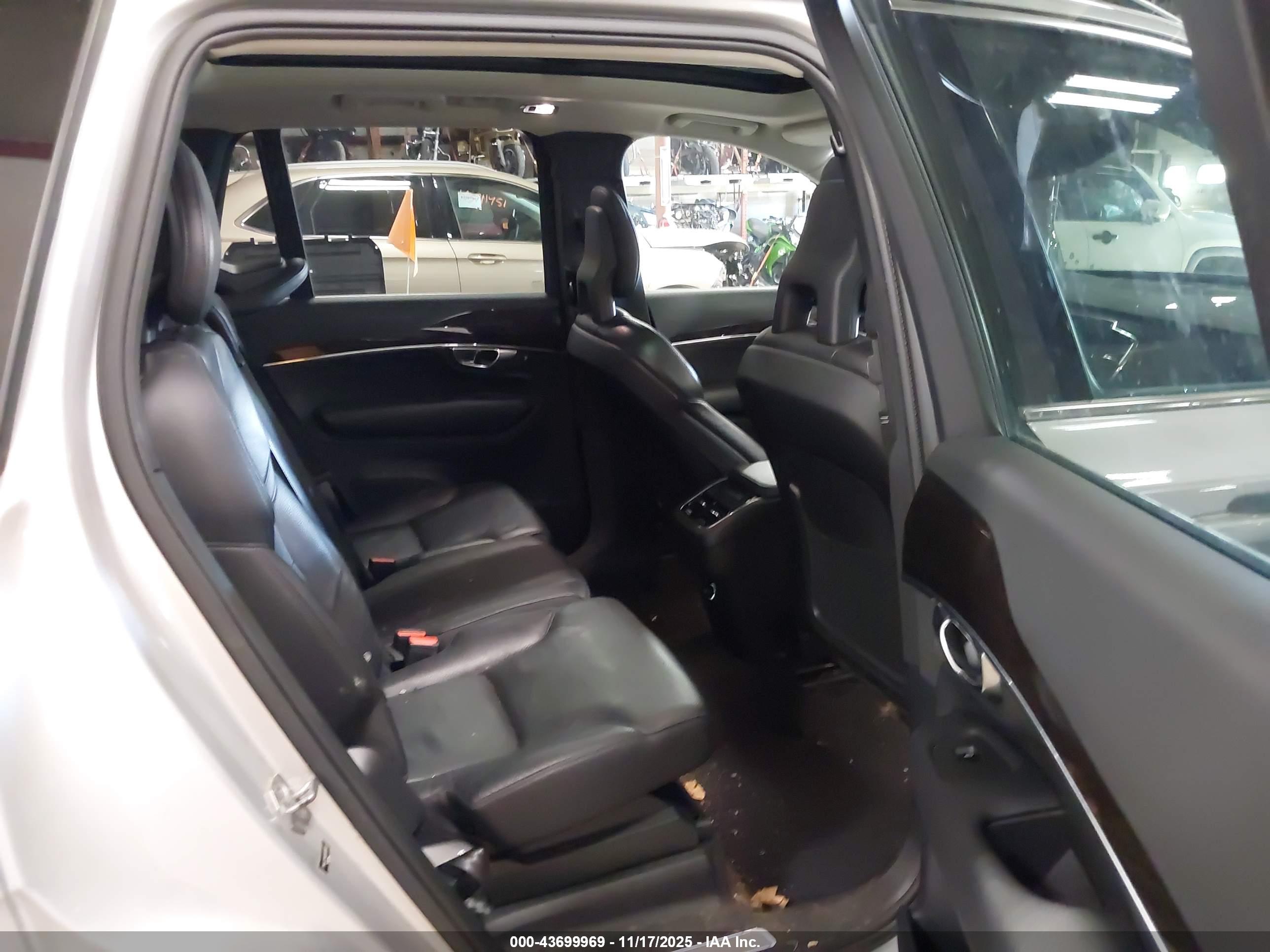 VOLVO XC90 image 8