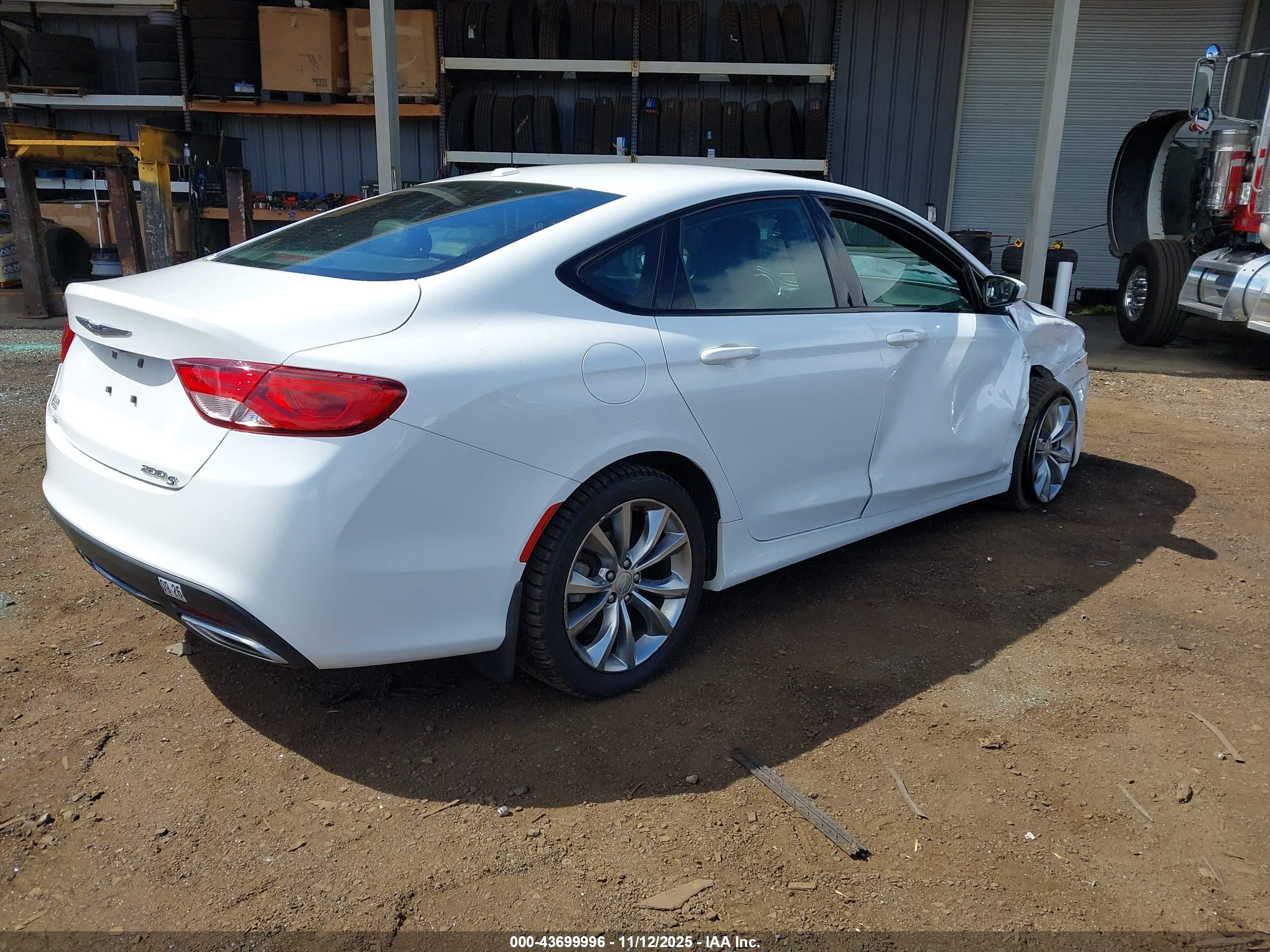 CHRYSLER 200 image 4