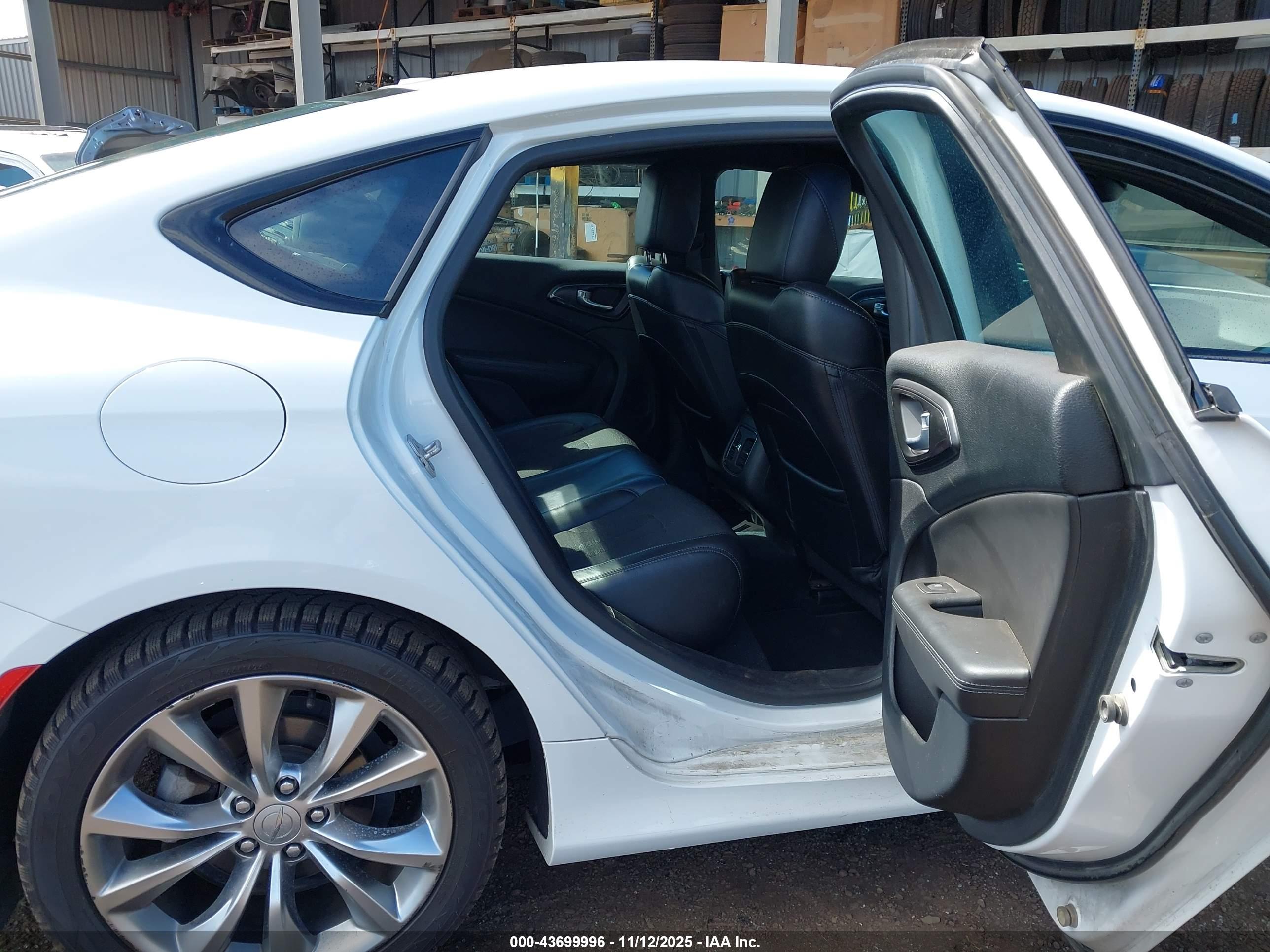 CHRYSLER 200 image 5