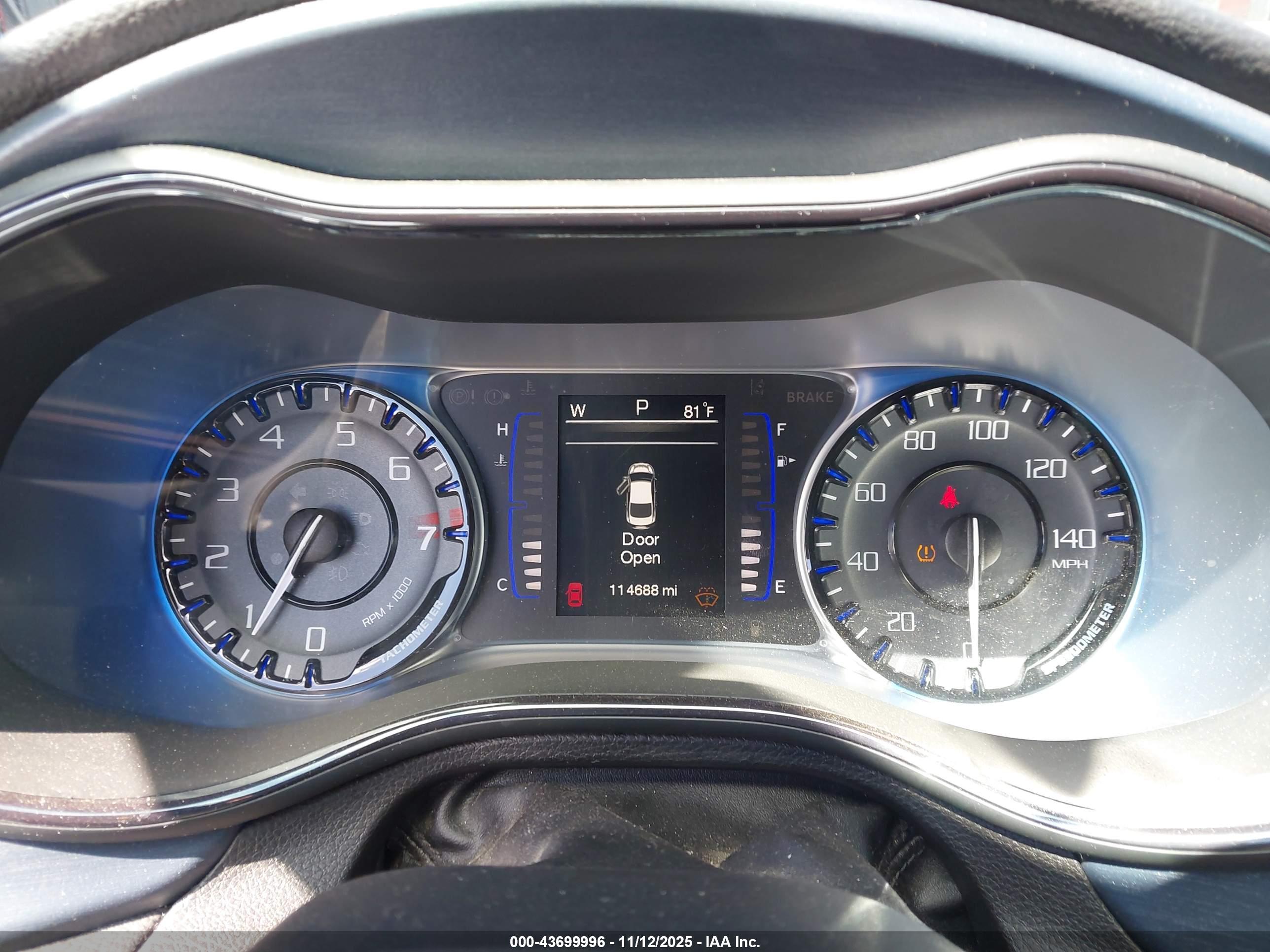 CHRYSLER 200 image 7