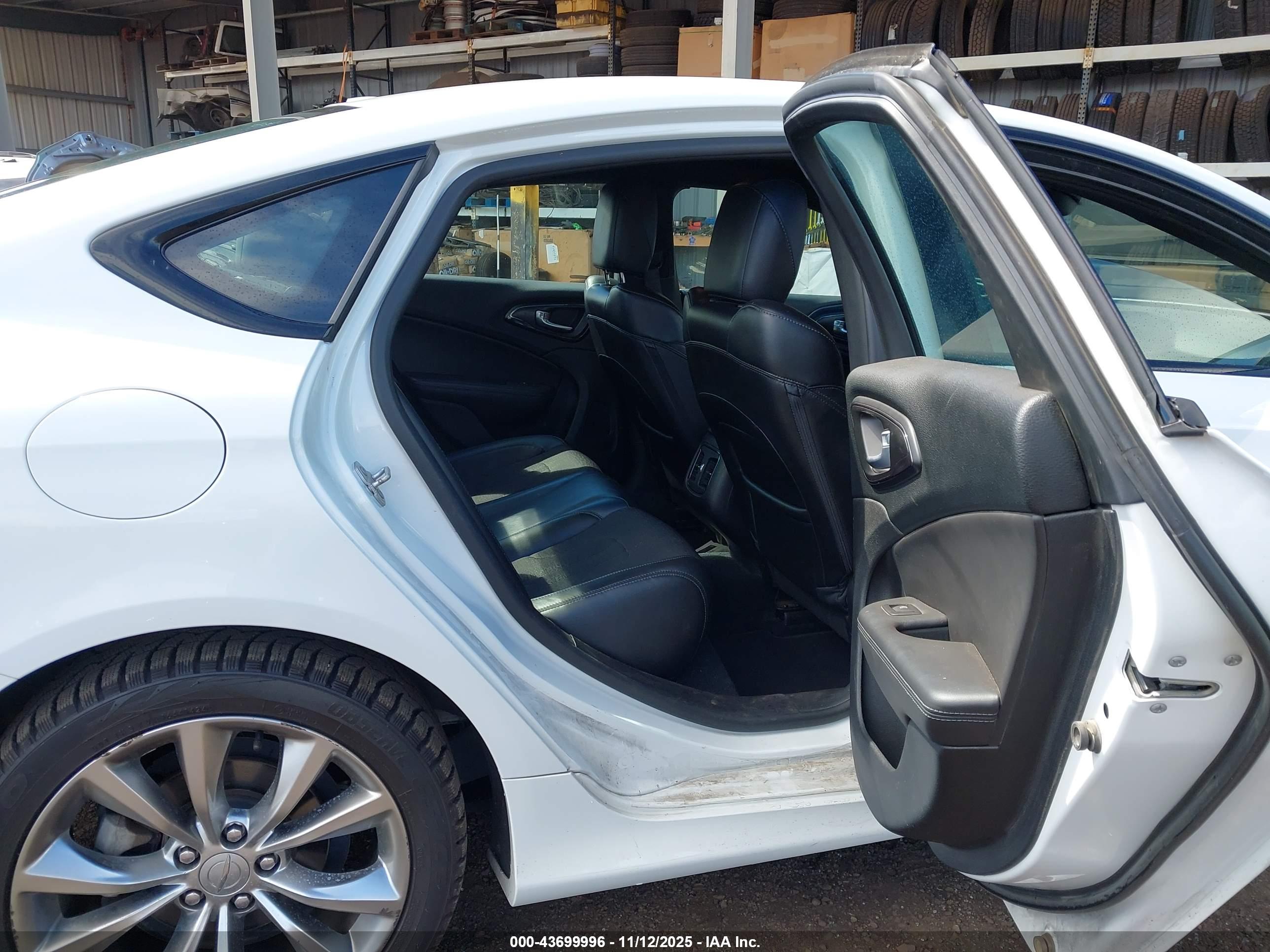 CHRYSLER 200 image 8