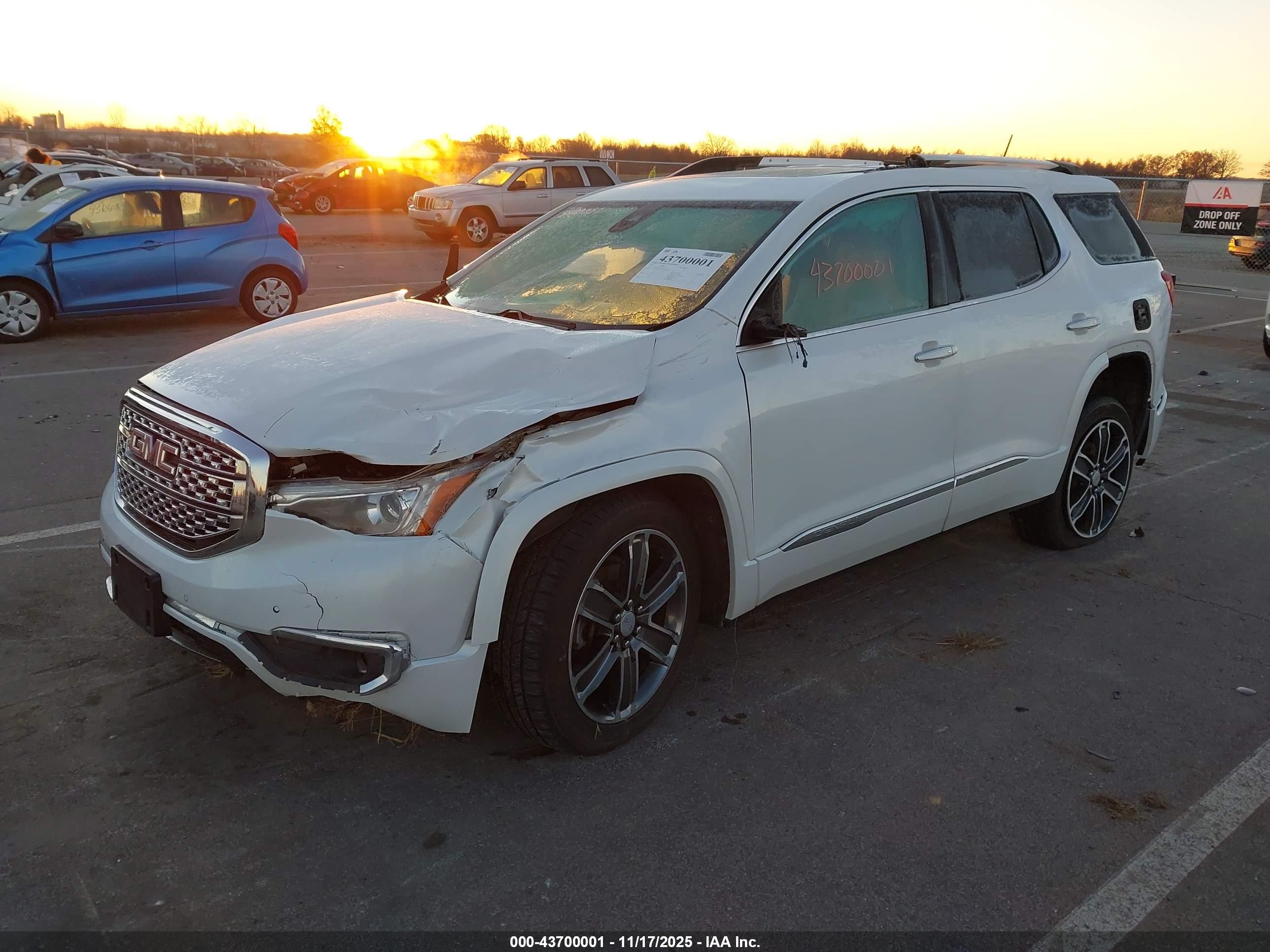 GMC ACADIA image 2