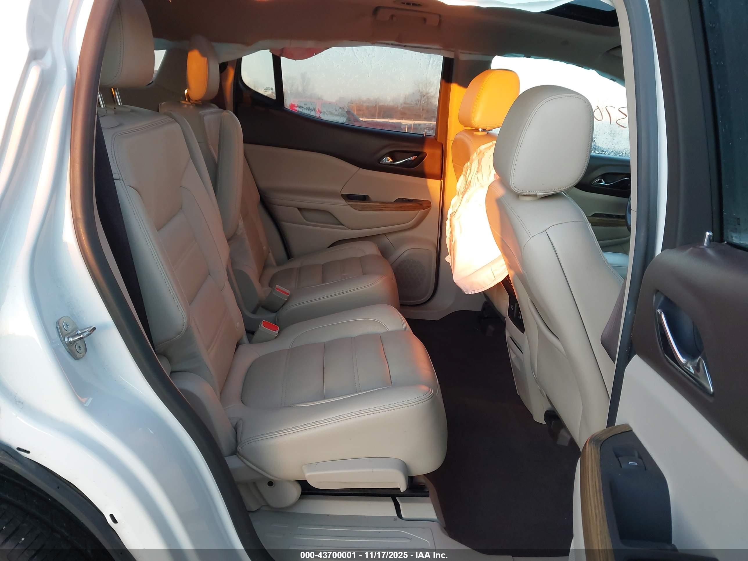 GMC ACADIA image 8