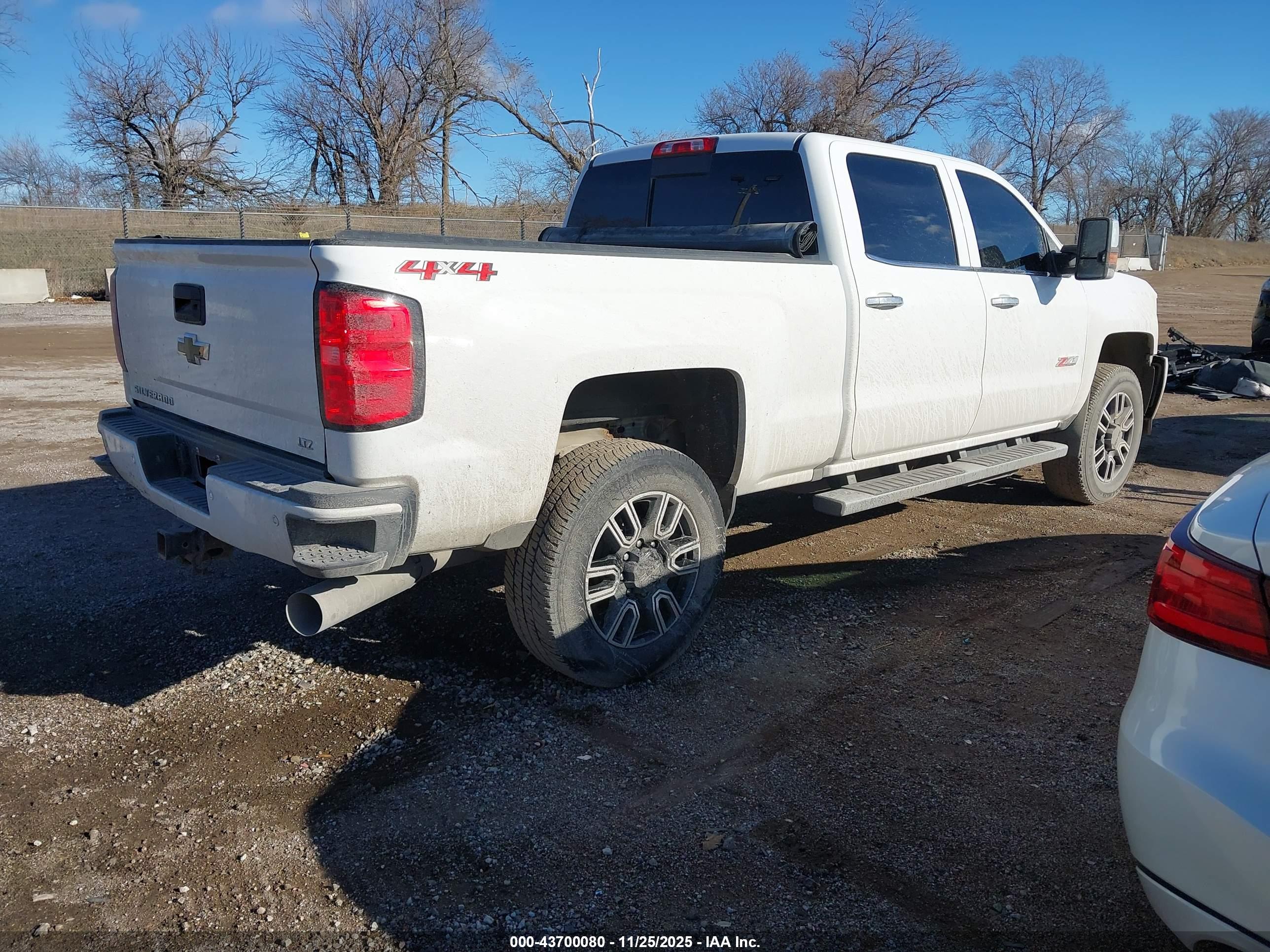 CHEVROLET SILVERADO image 4