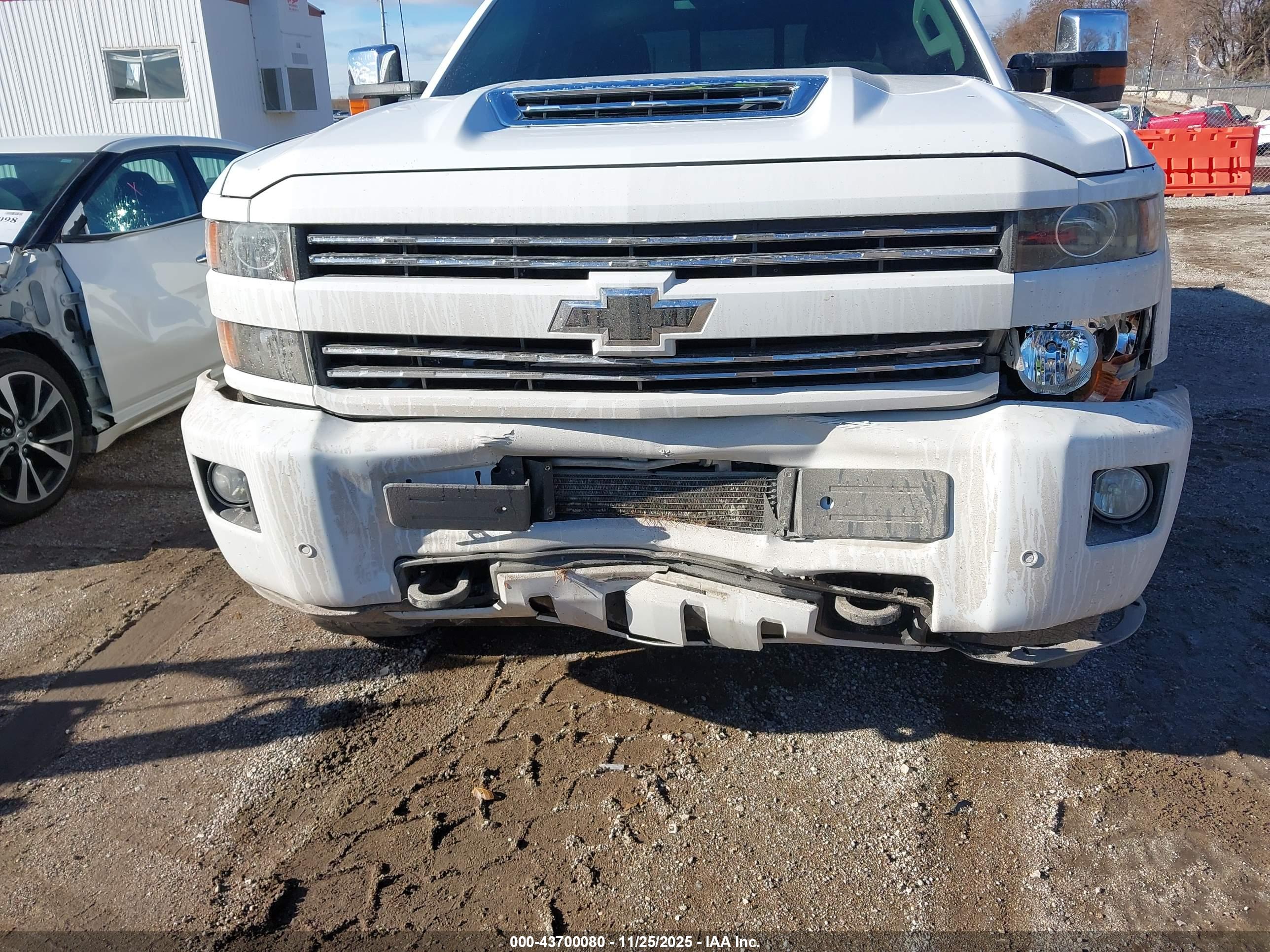 CHEVROLET SILVERADO image 6