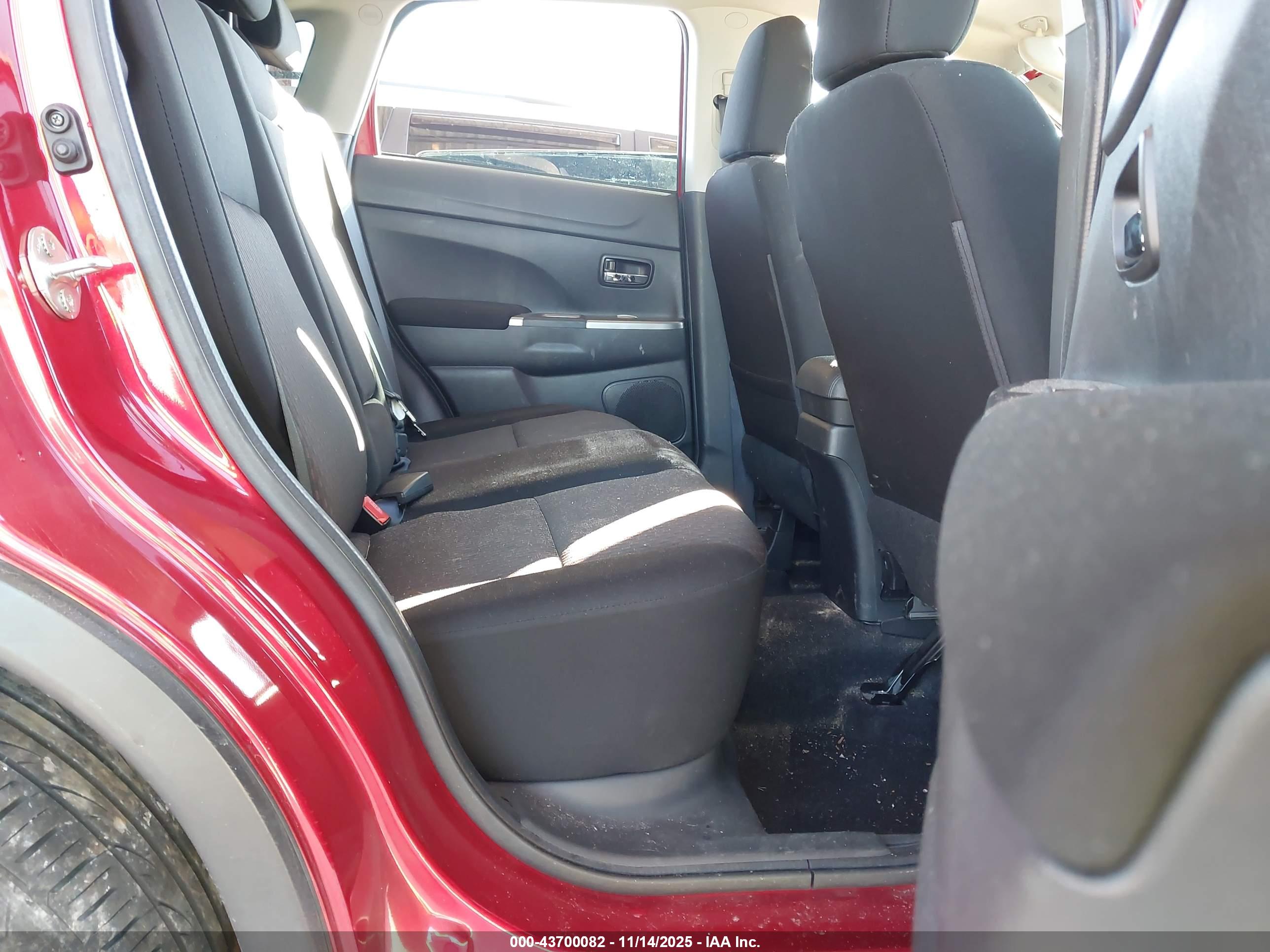 MITSUBISHI OUTLANDER image 8