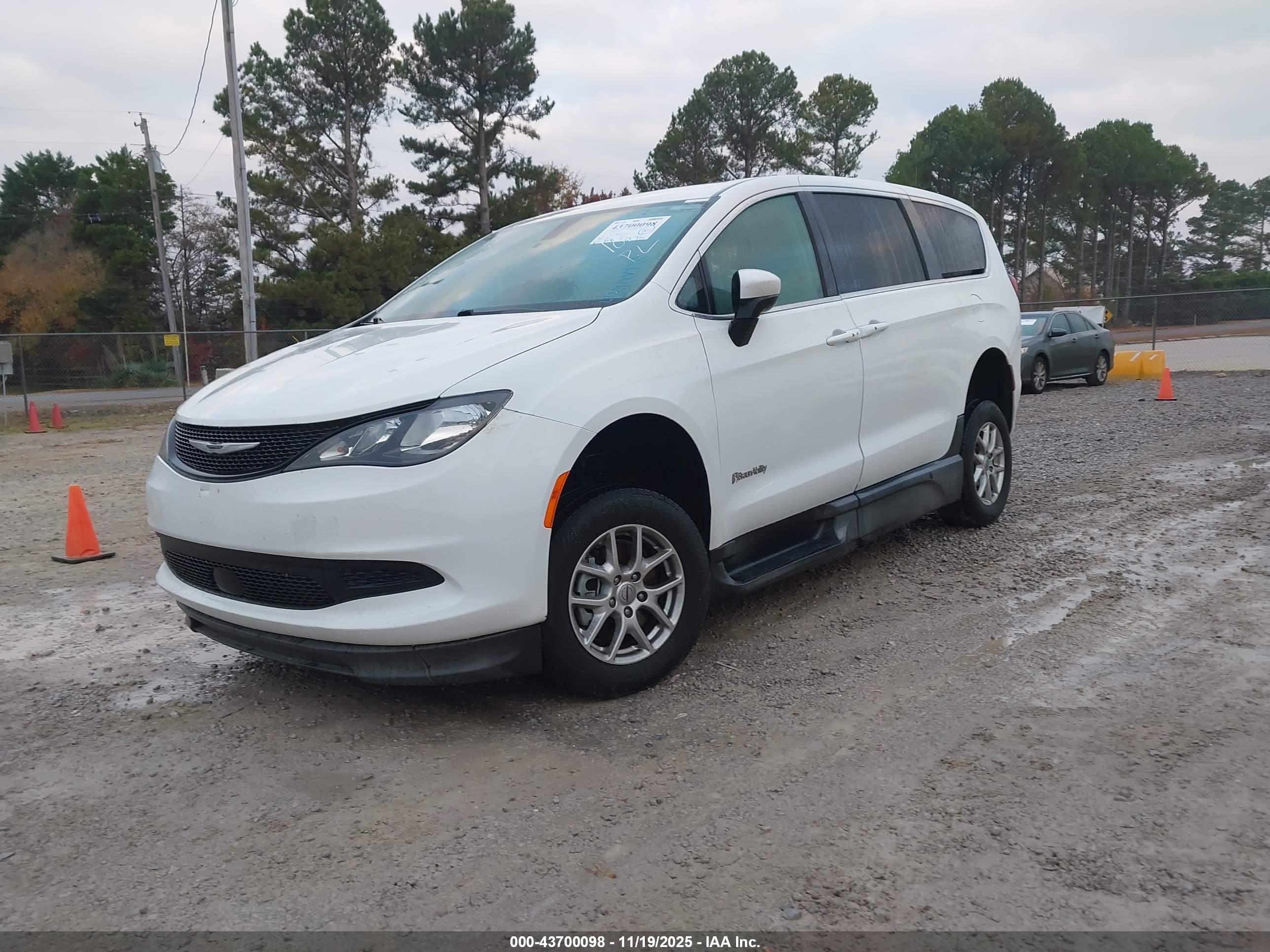 CHRYSLER VOYAGER image 2