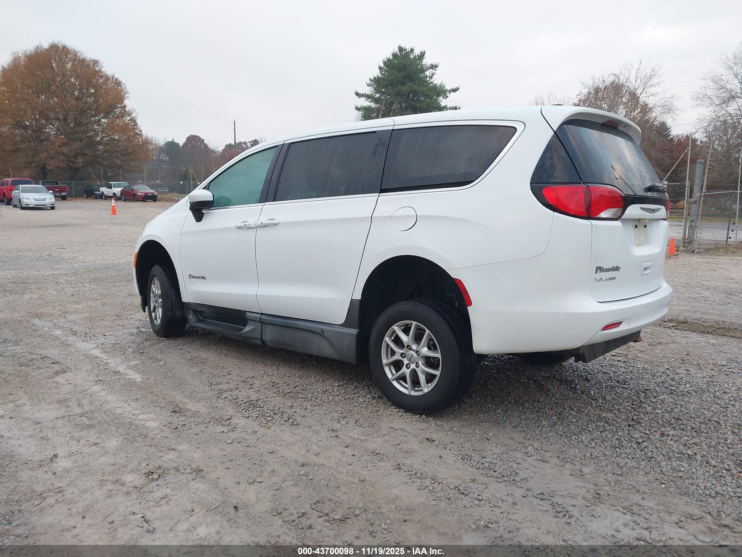 CHRYSLER VOYAGER image 3