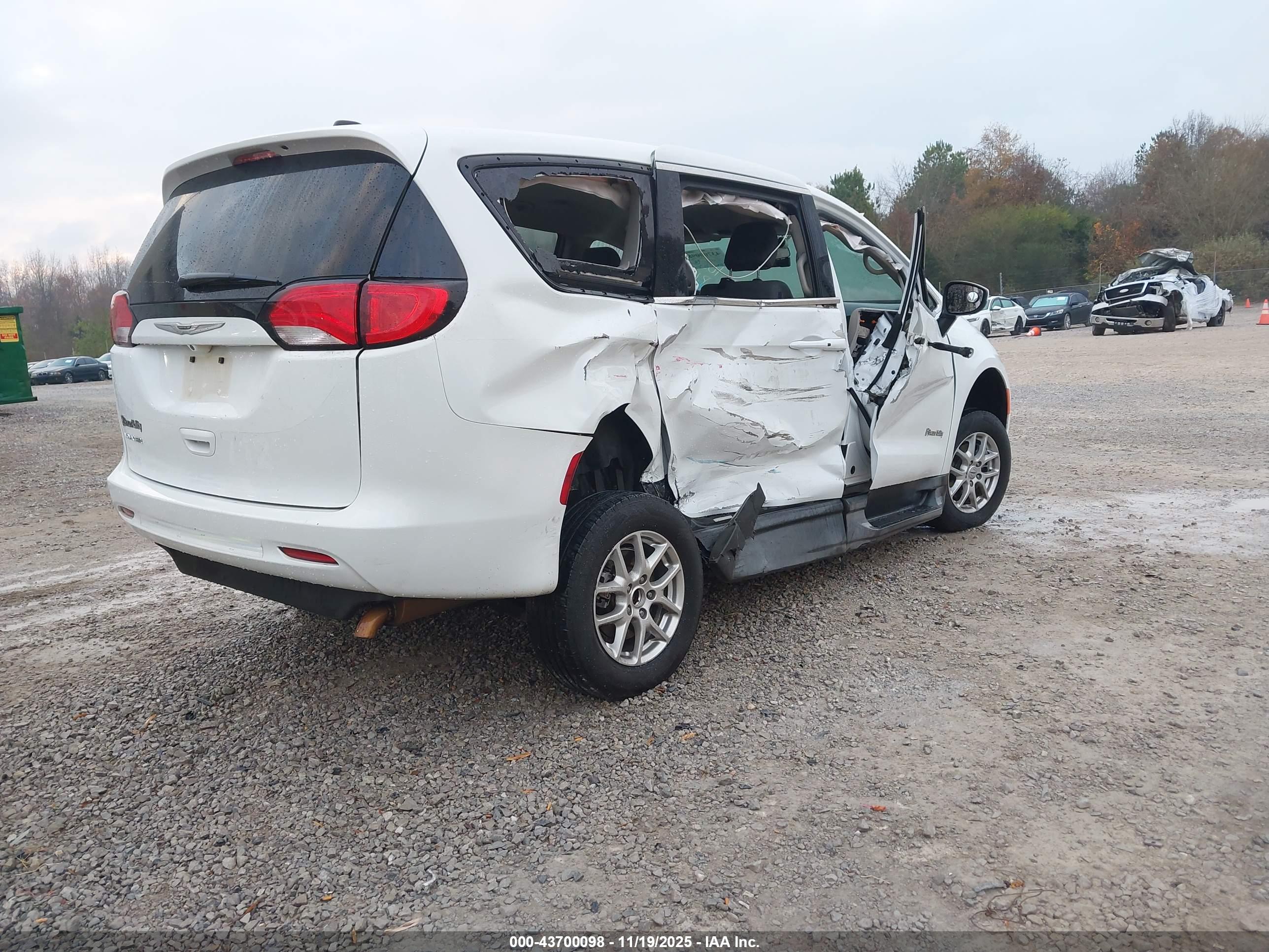 CHRYSLER VOYAGER image 4