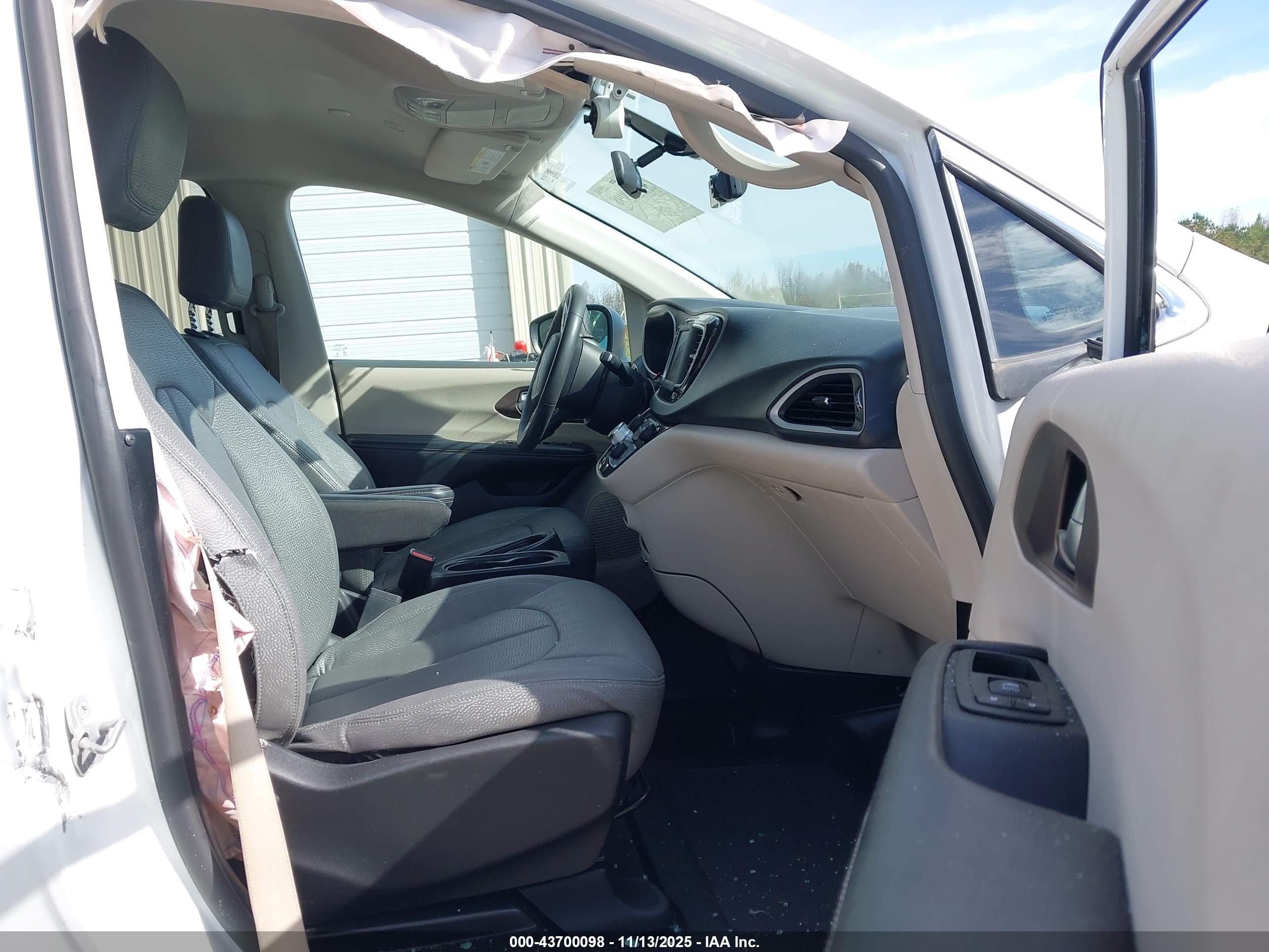 CHRYSLER VOYAGER image 5