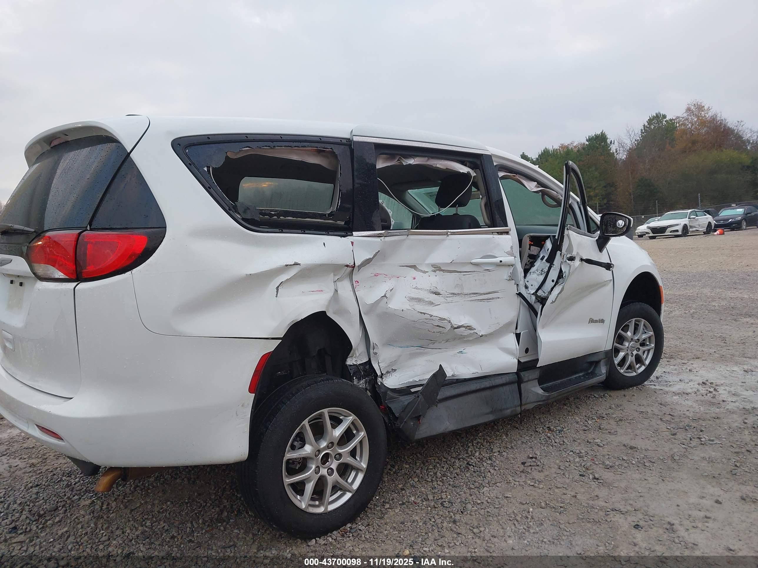 CHRYSLER VOYAGER image 6