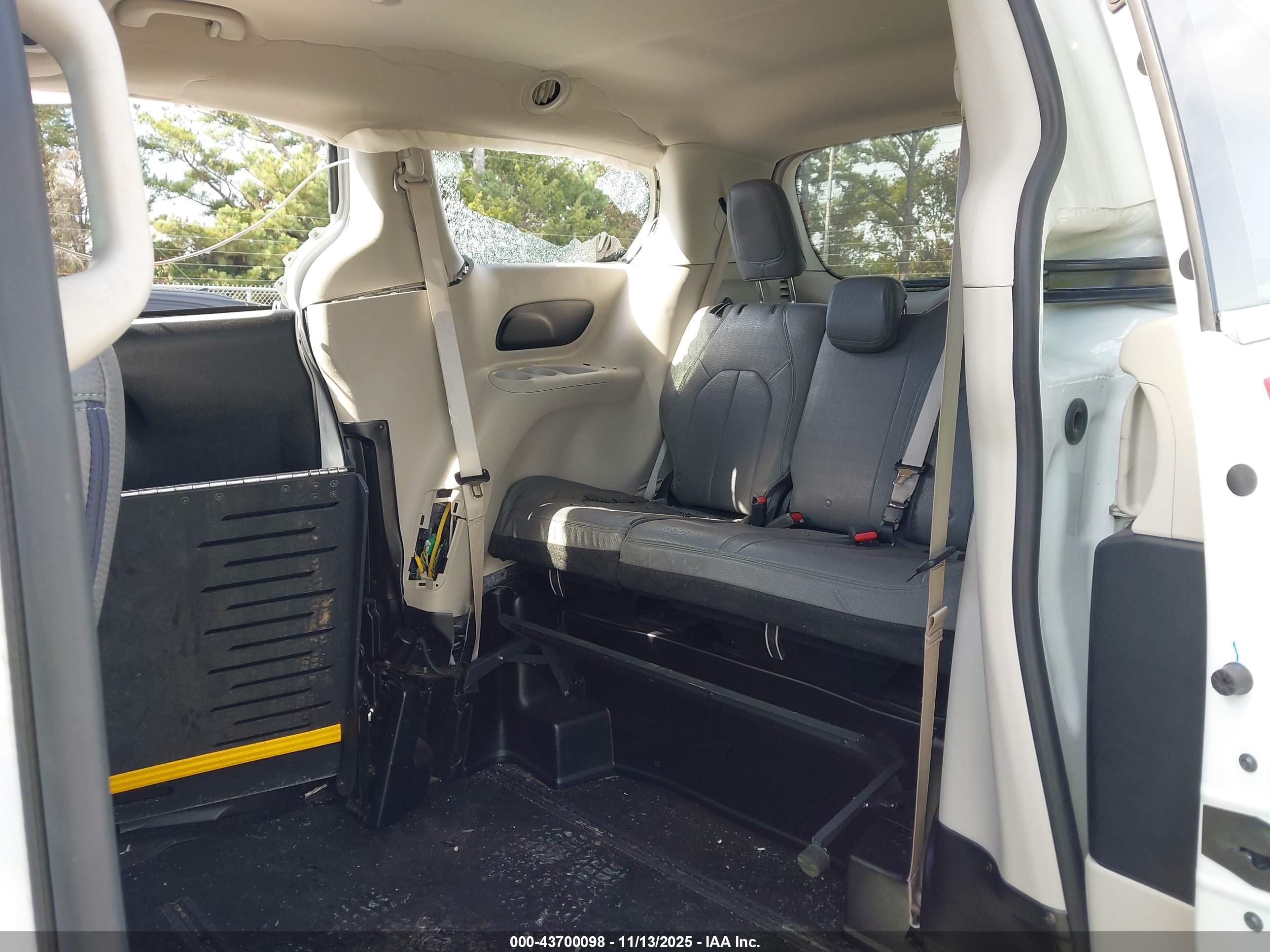 CHRYSLER VOYAGER image 8
