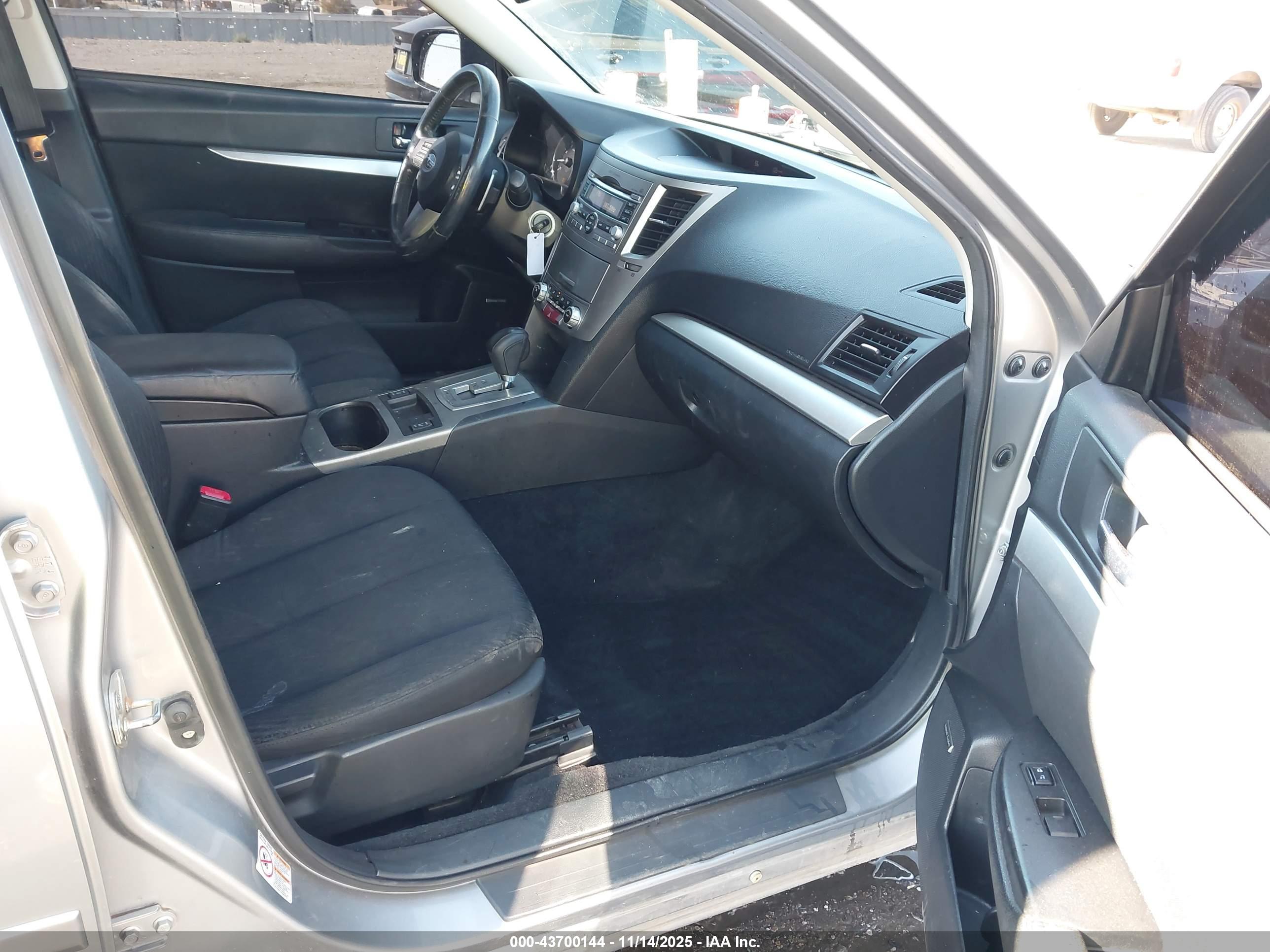 SUBARU OUTBACK image 5