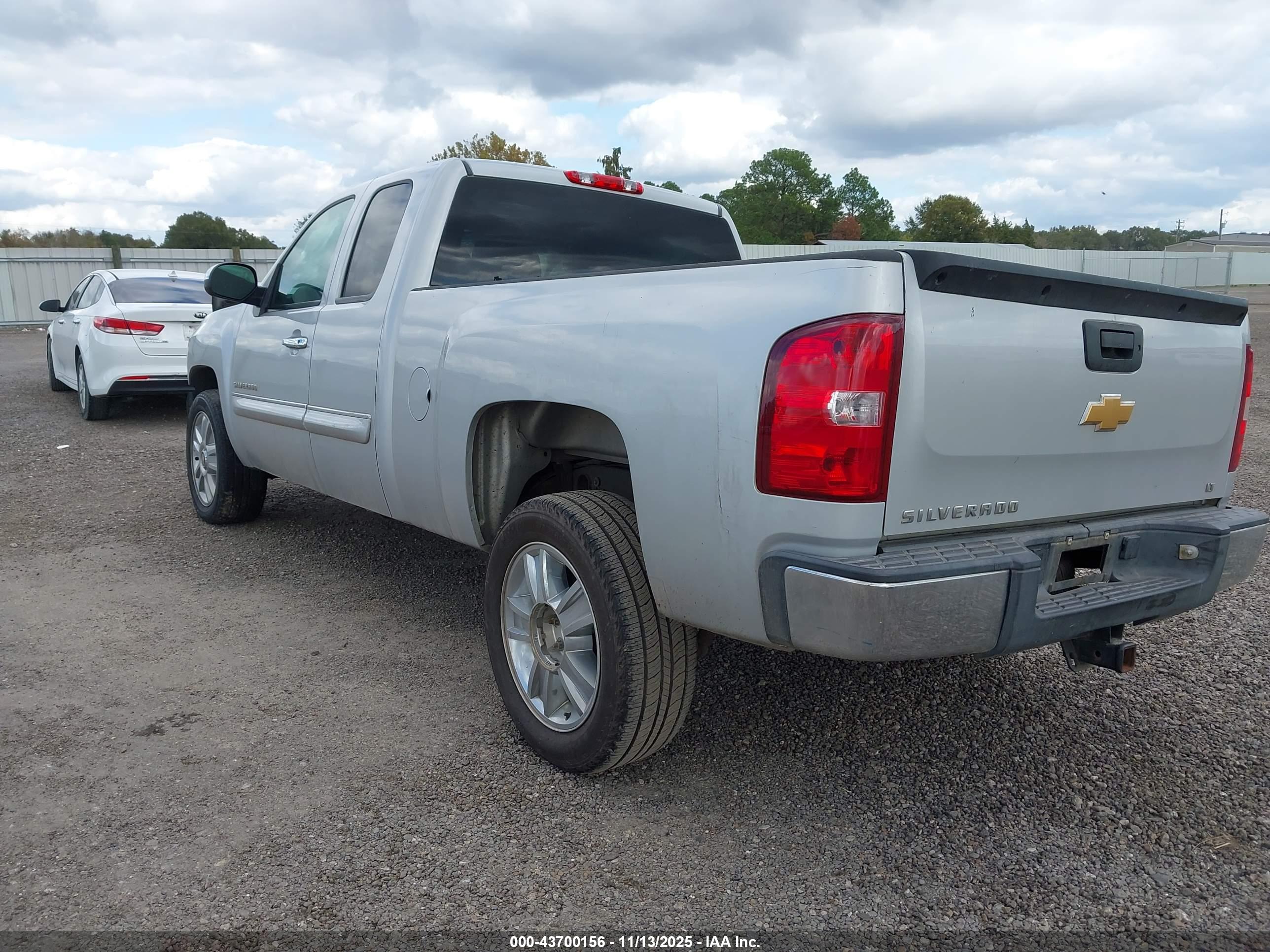 CHEVROLET SILVERADO image 3