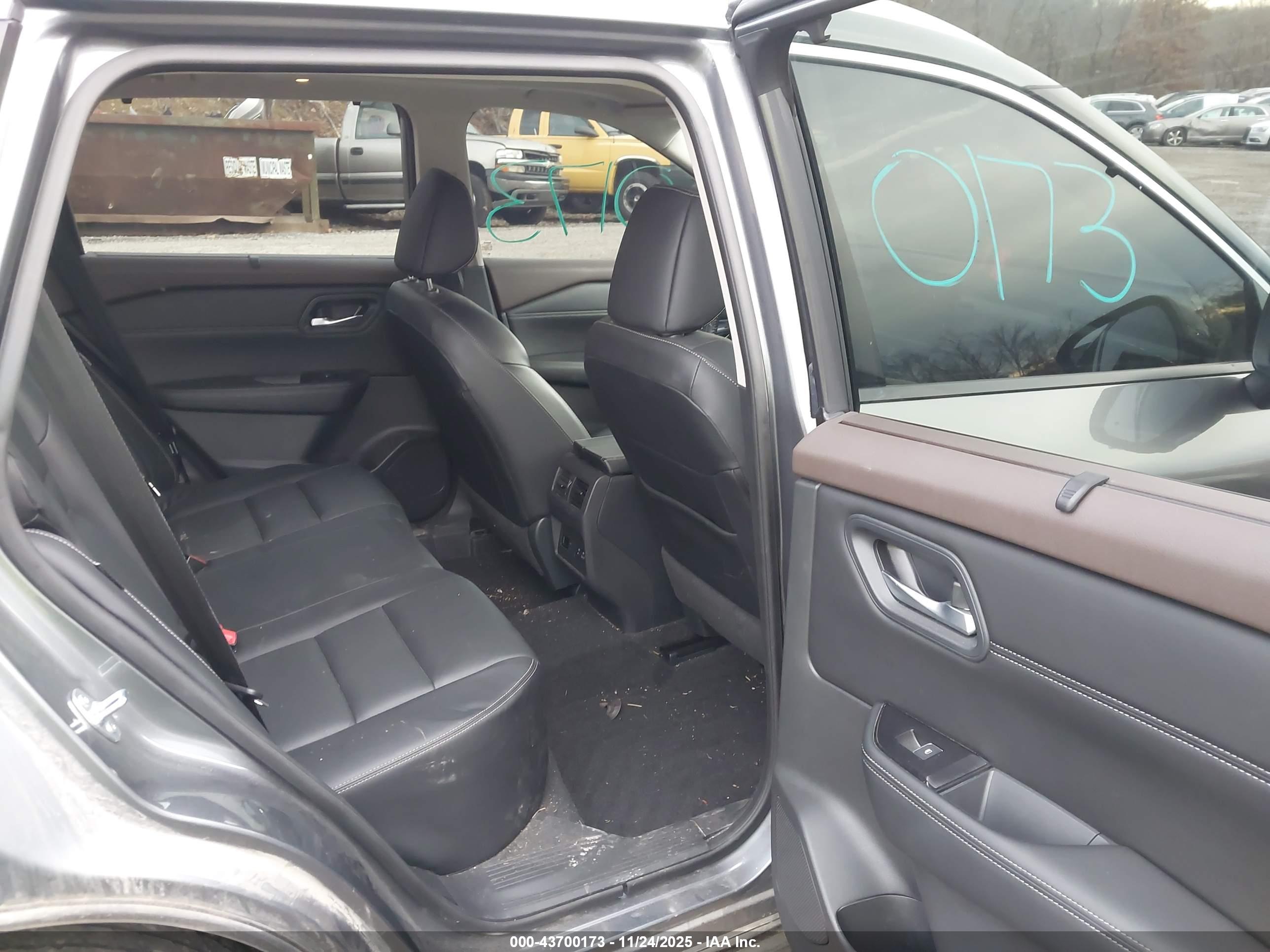 NISSAN ROGUE image 8