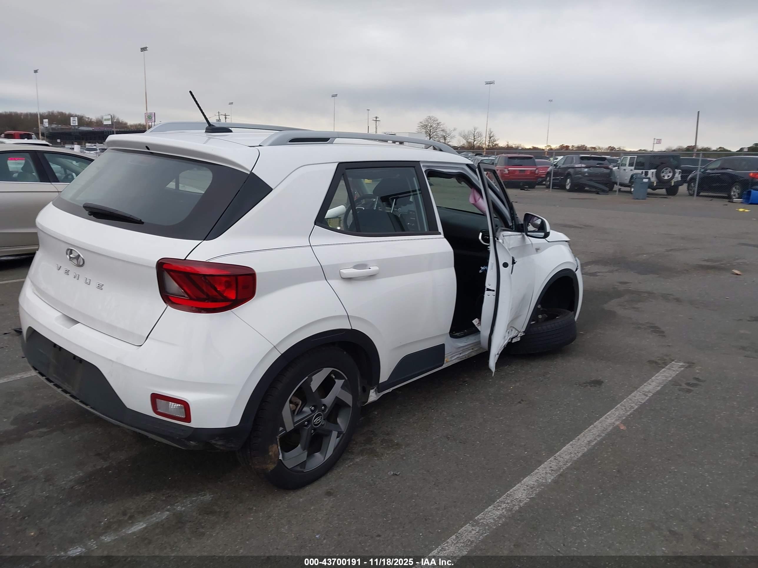 HYUNDAI VENUE image 4