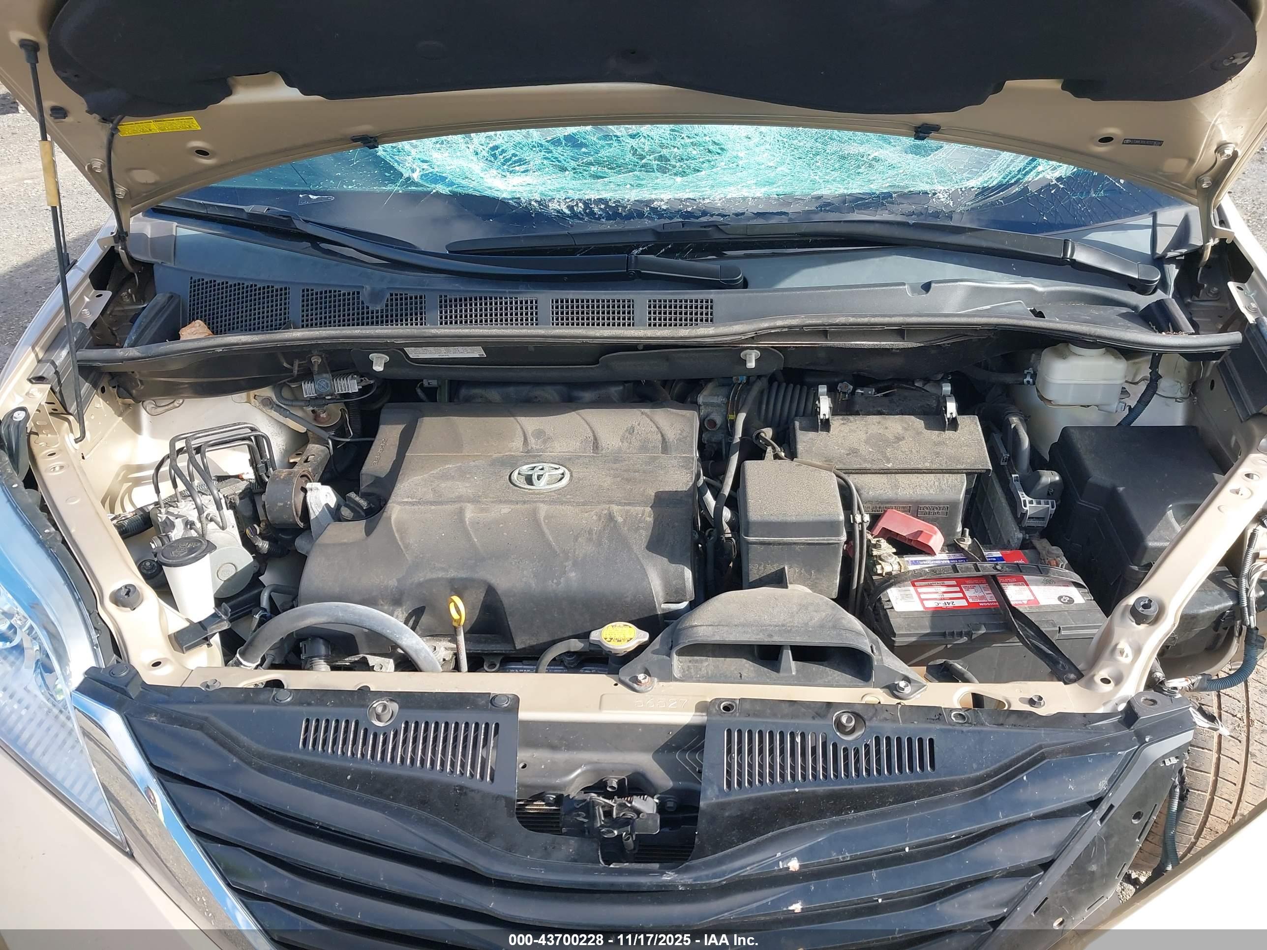 TOYOTA SIENNA image 10