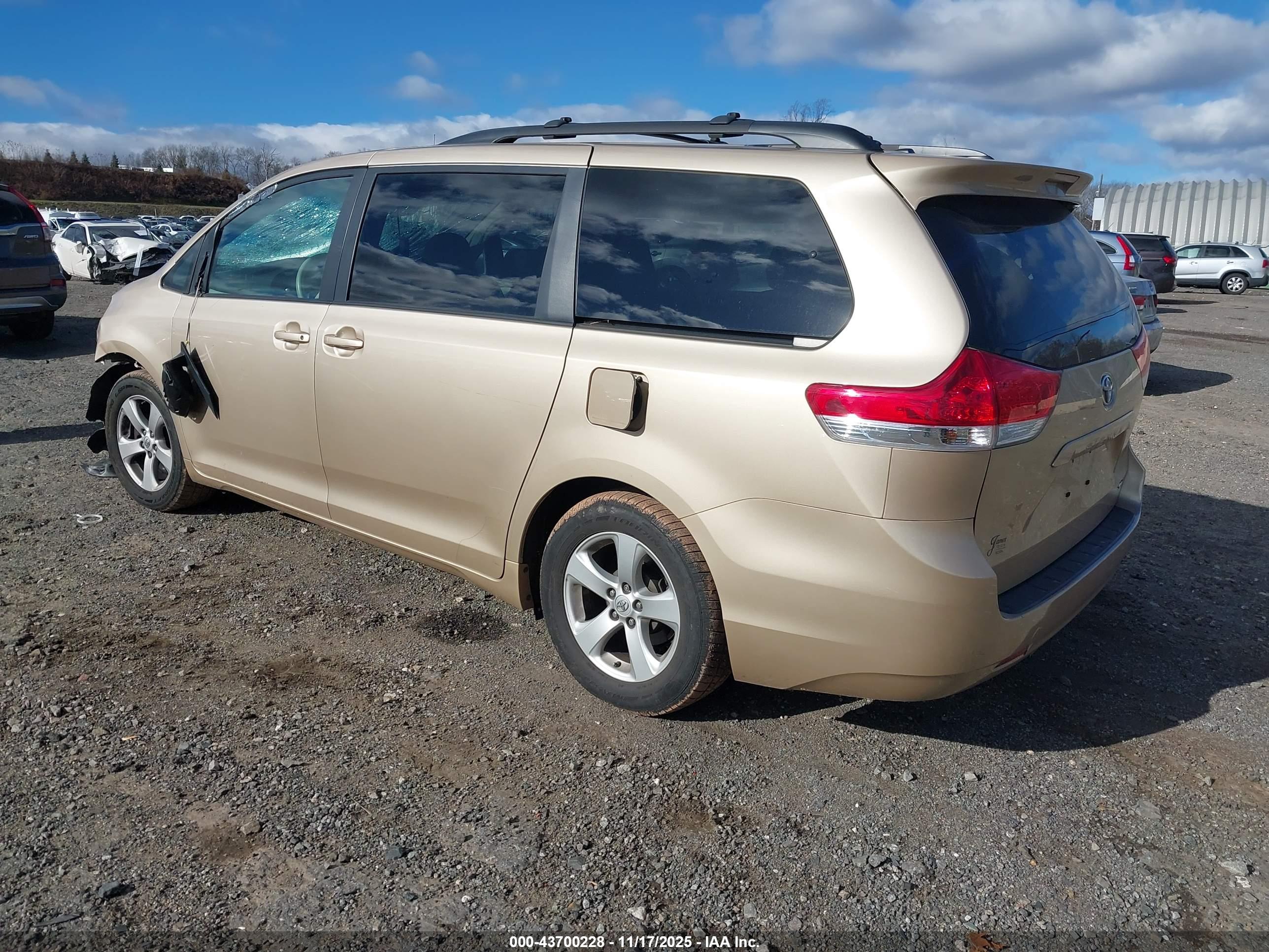 TOYOTA SIENNA image 3