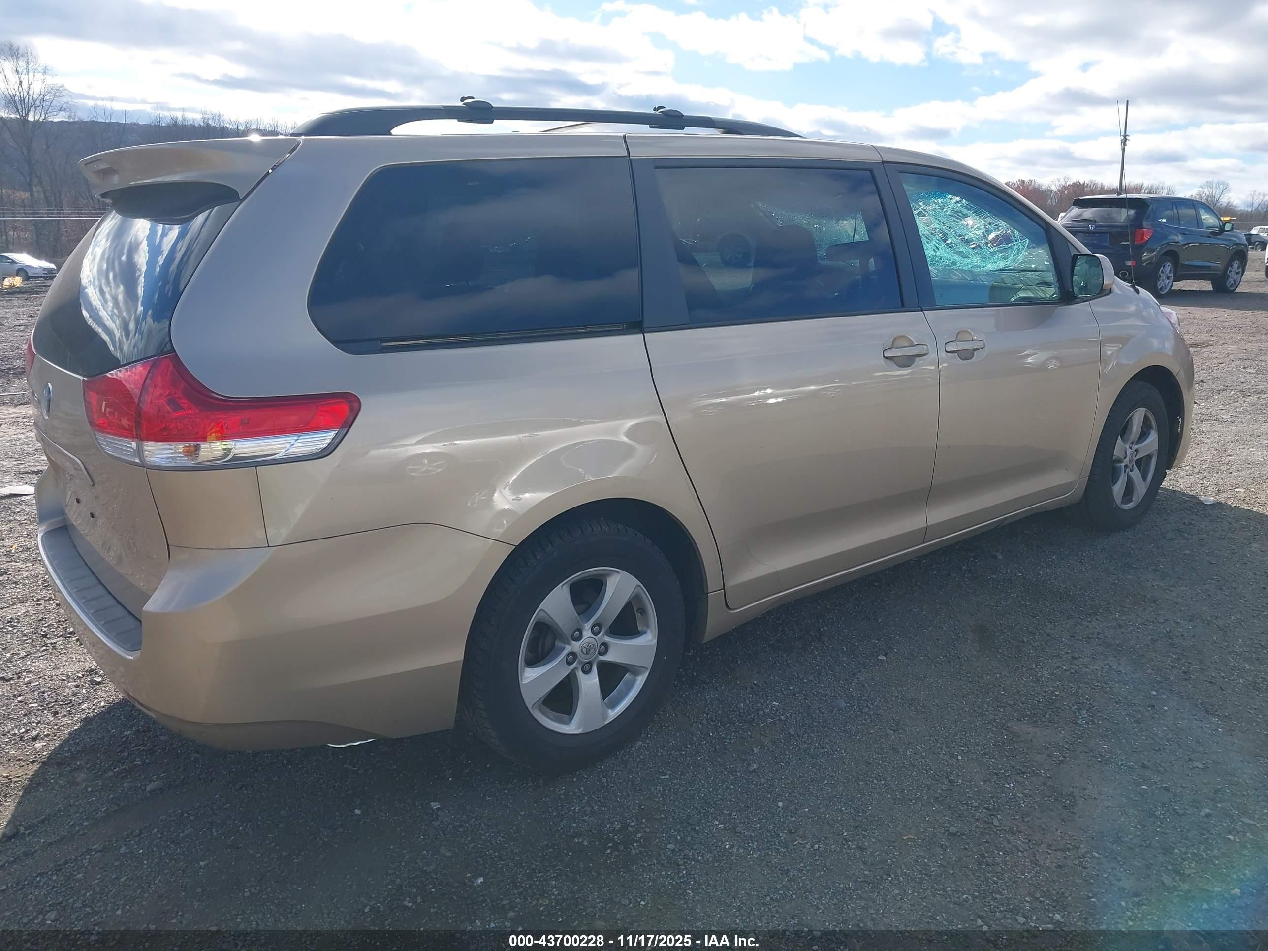 TOYOTA SIENNA image 4