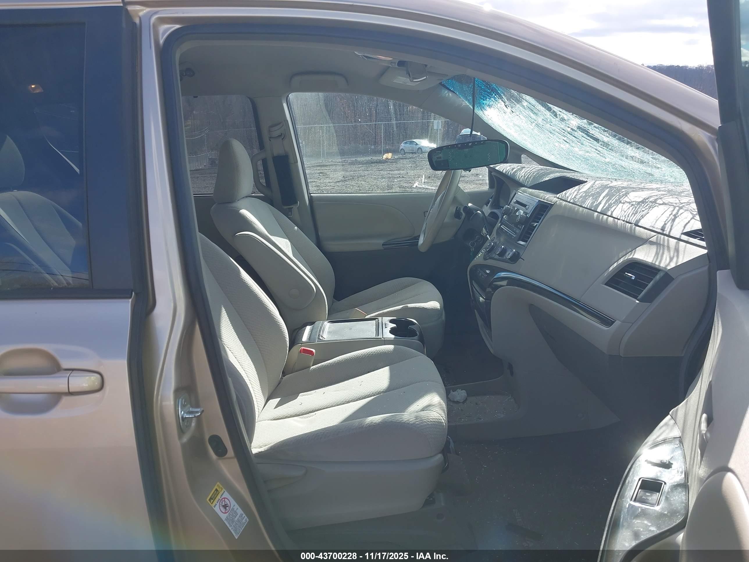 TOYOTA SIENNA image 5