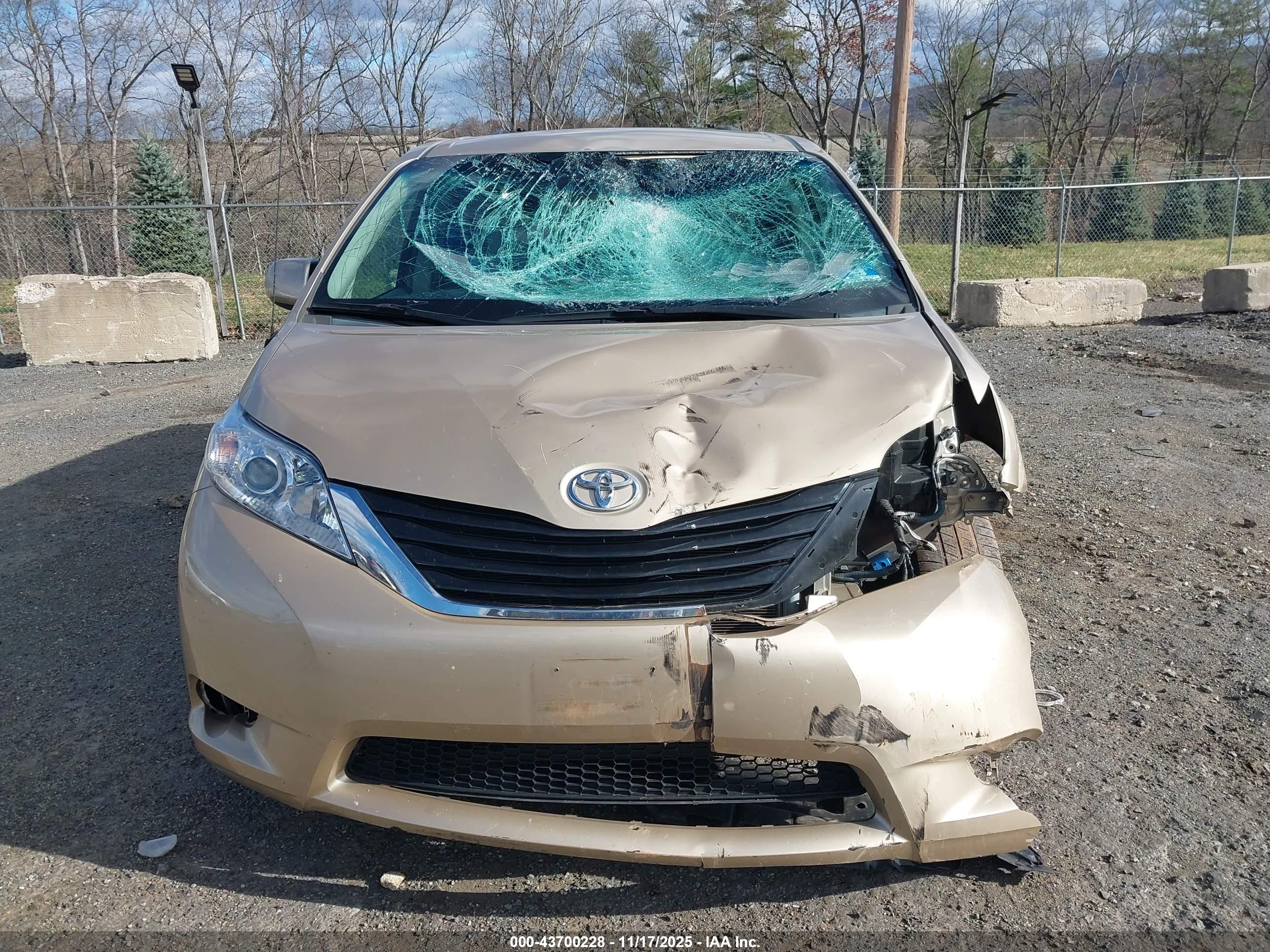 TOYOTA SIENNA image 6