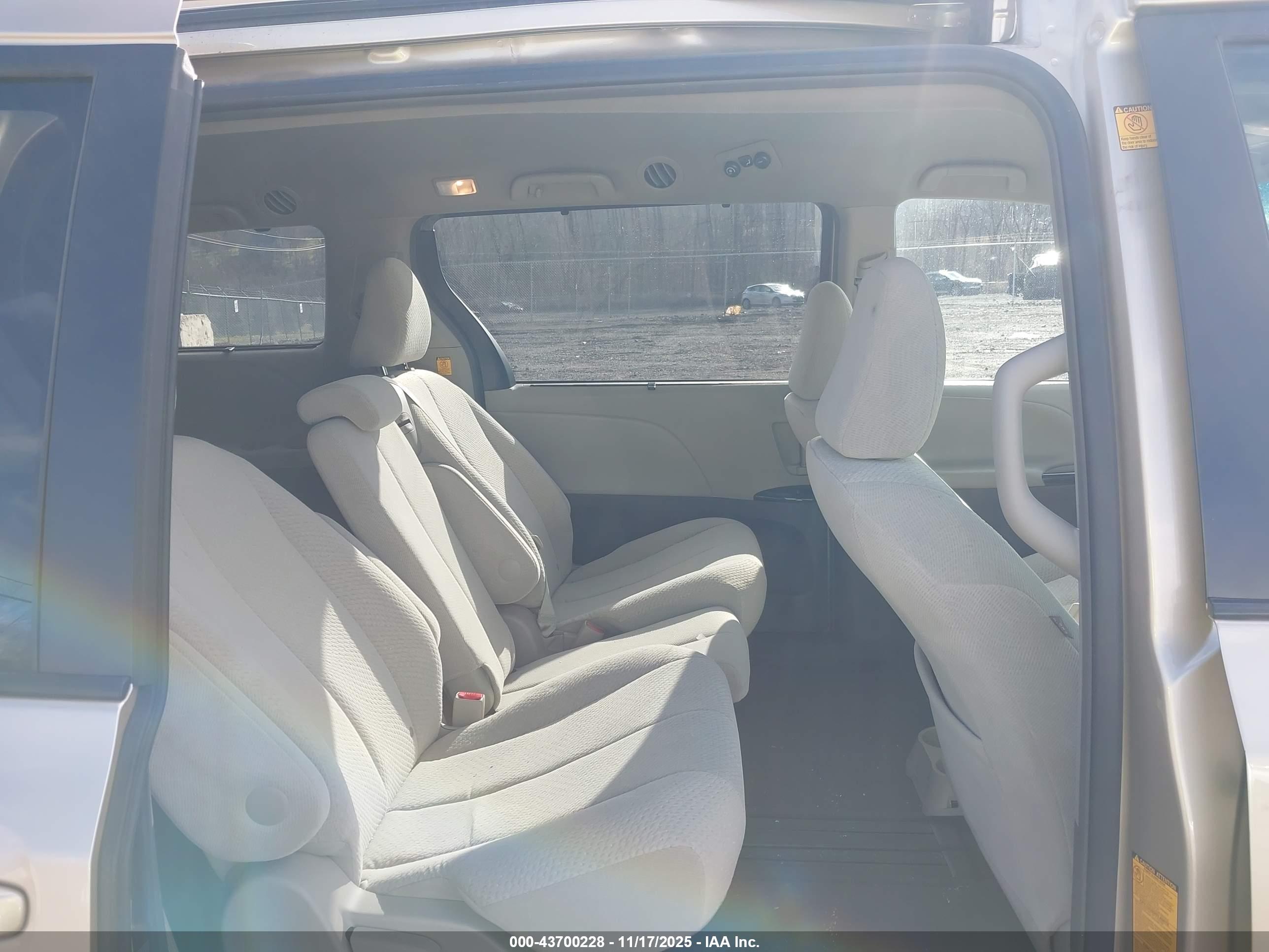 TOYOTA SIENNA image 8