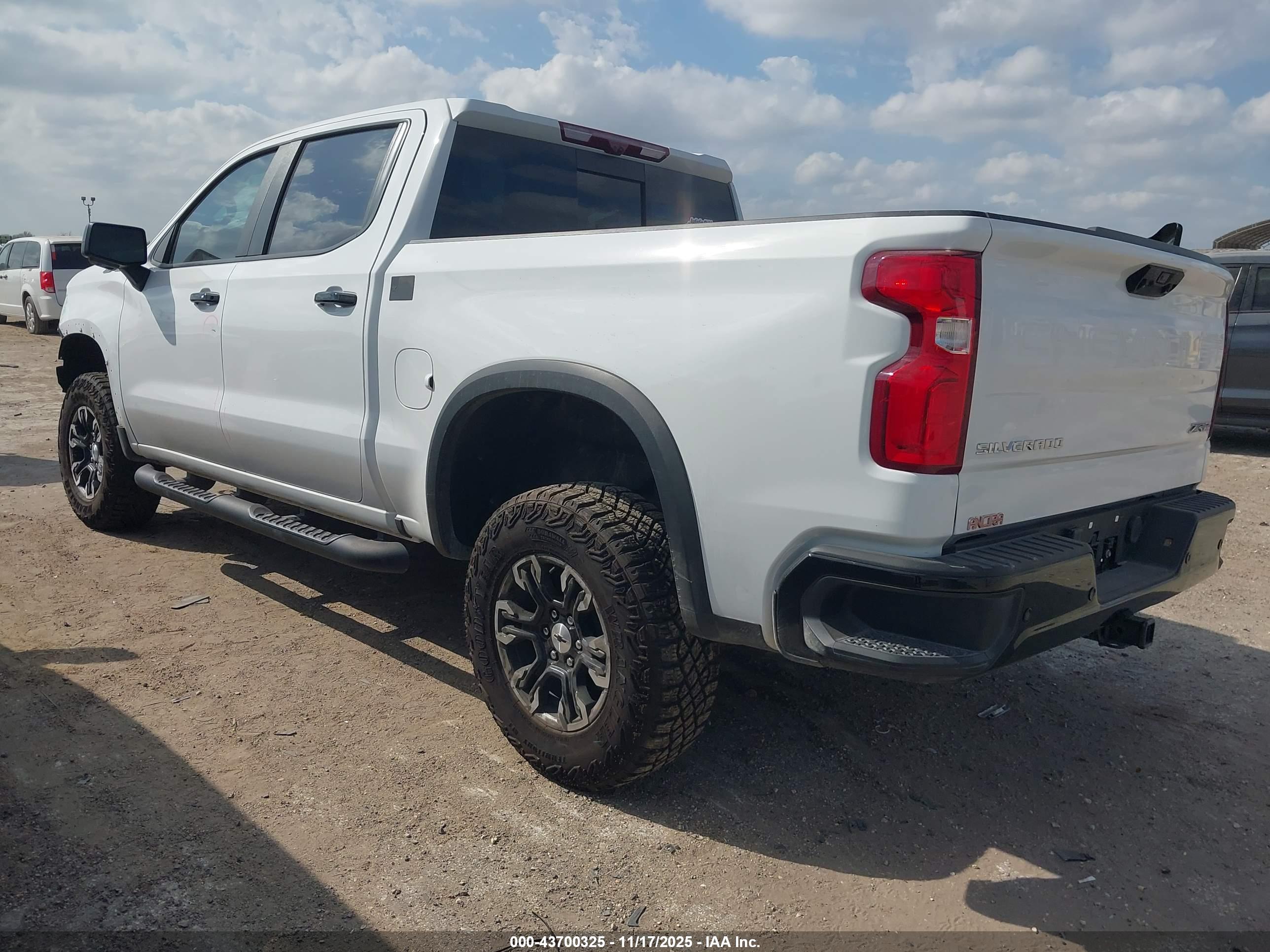 CHEVROLET SILVERADO image 3
