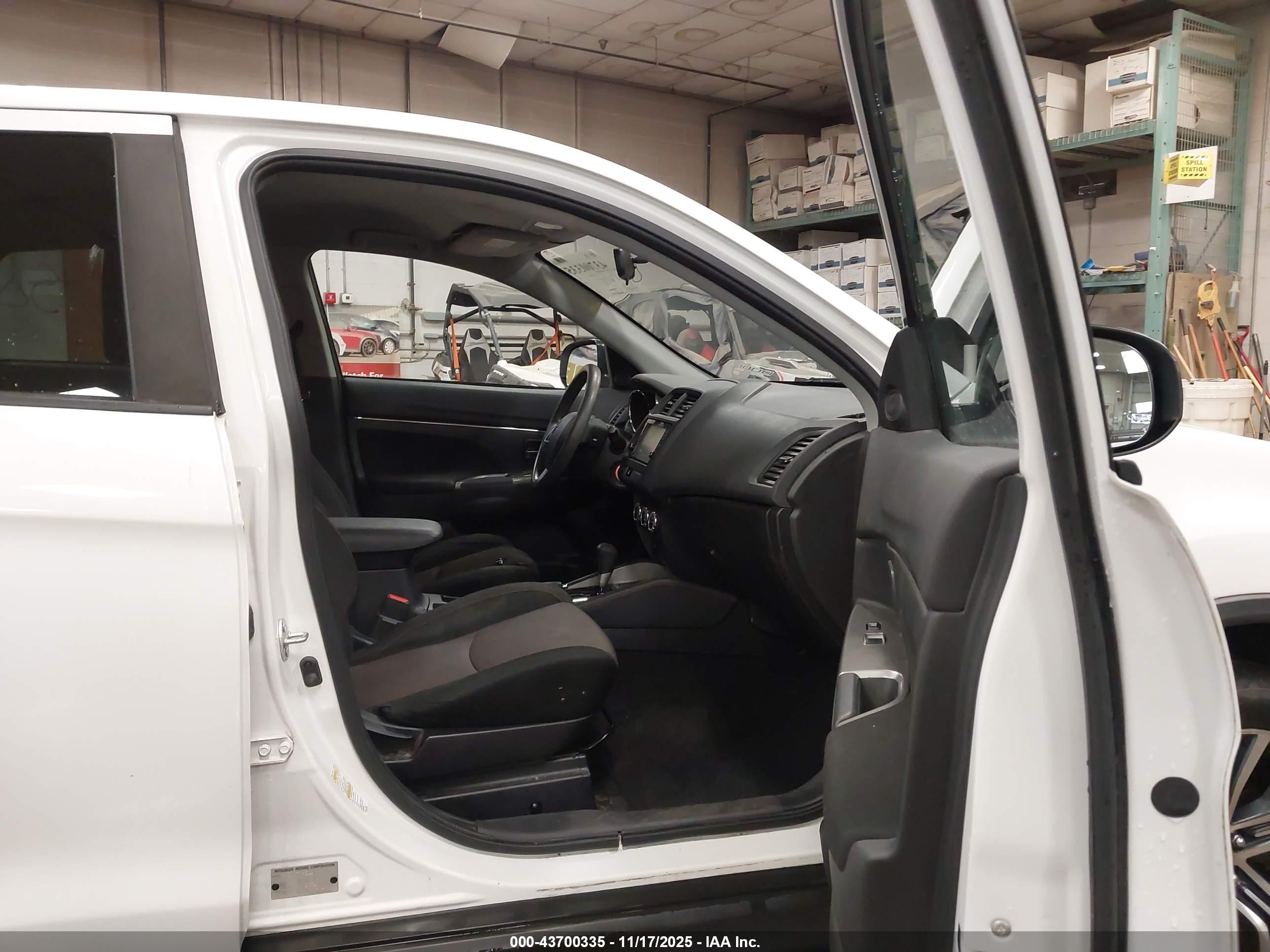 MITSUBISHI OUTLANDER image 5