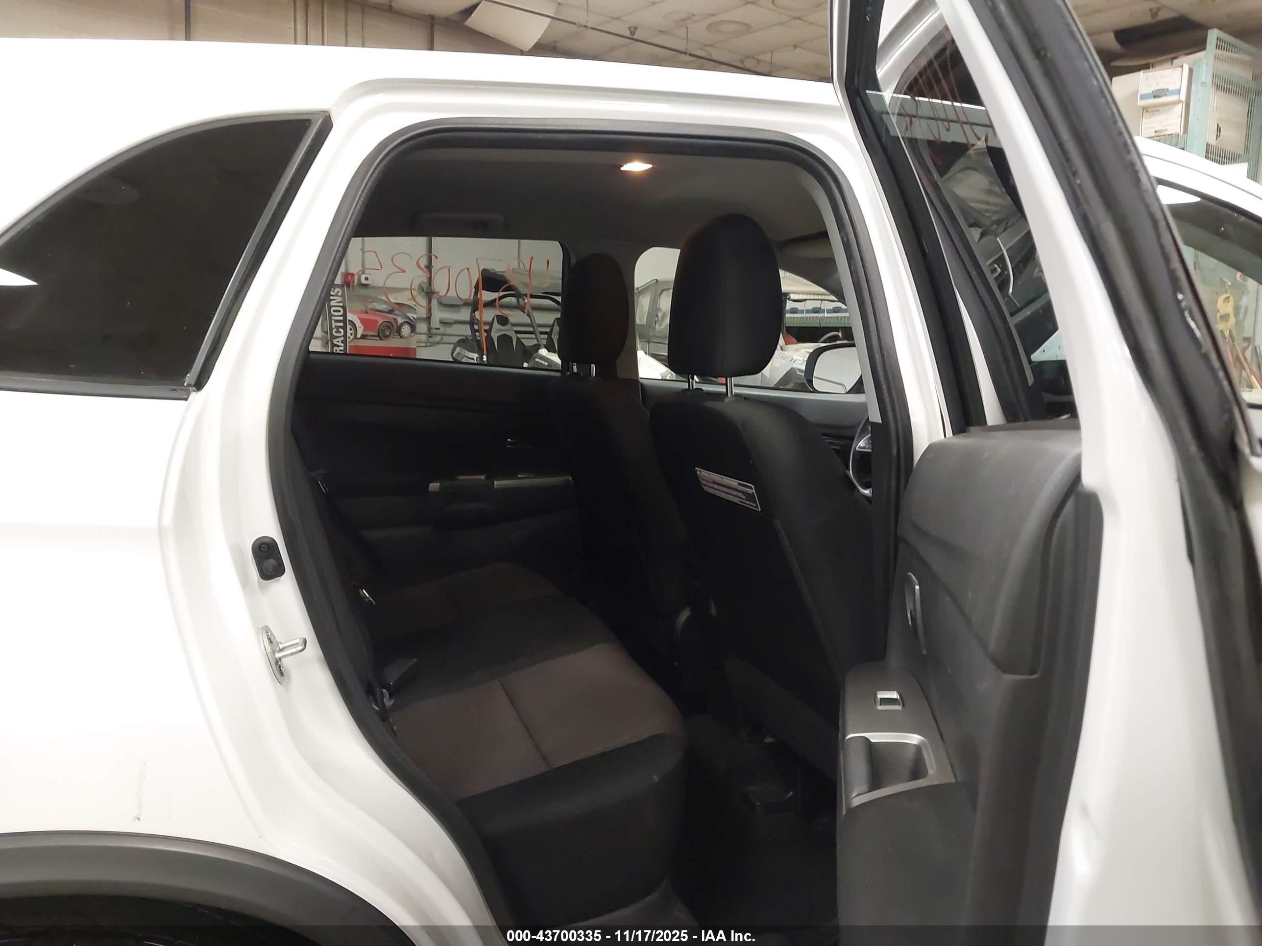 MITSUBISHI OUTLANDER image 8