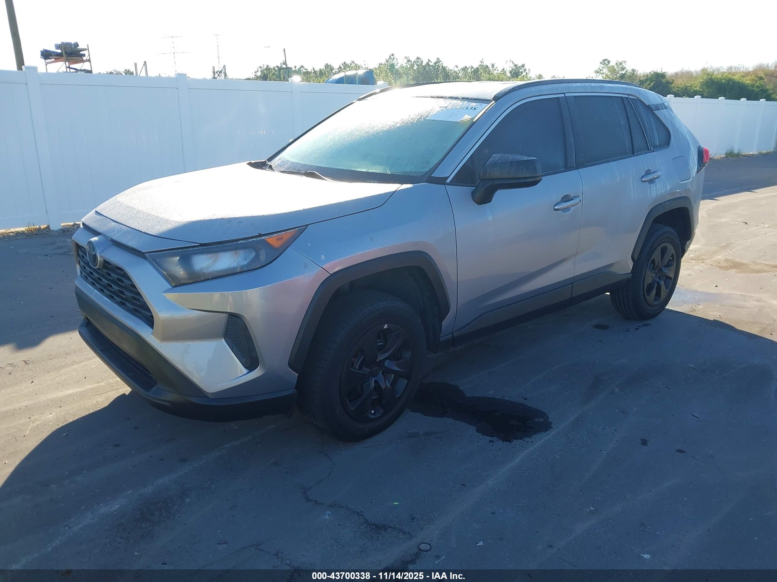 TOYOTA RAV4 image 2