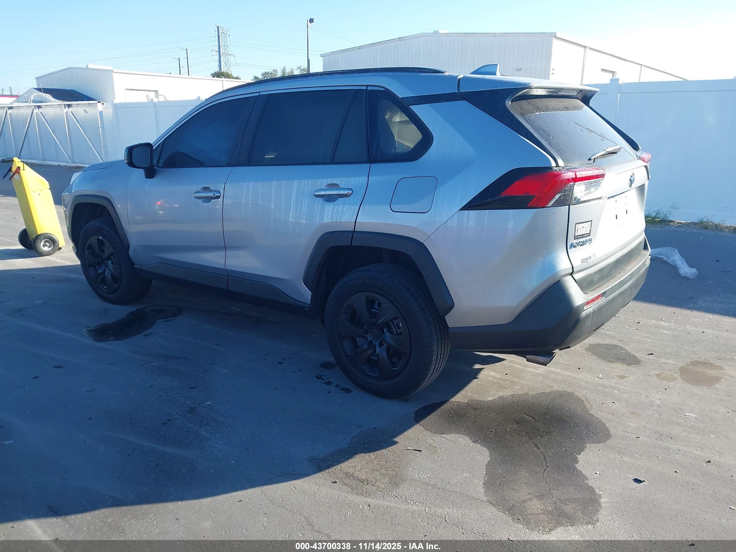 TOYOTA RAV4 image 3