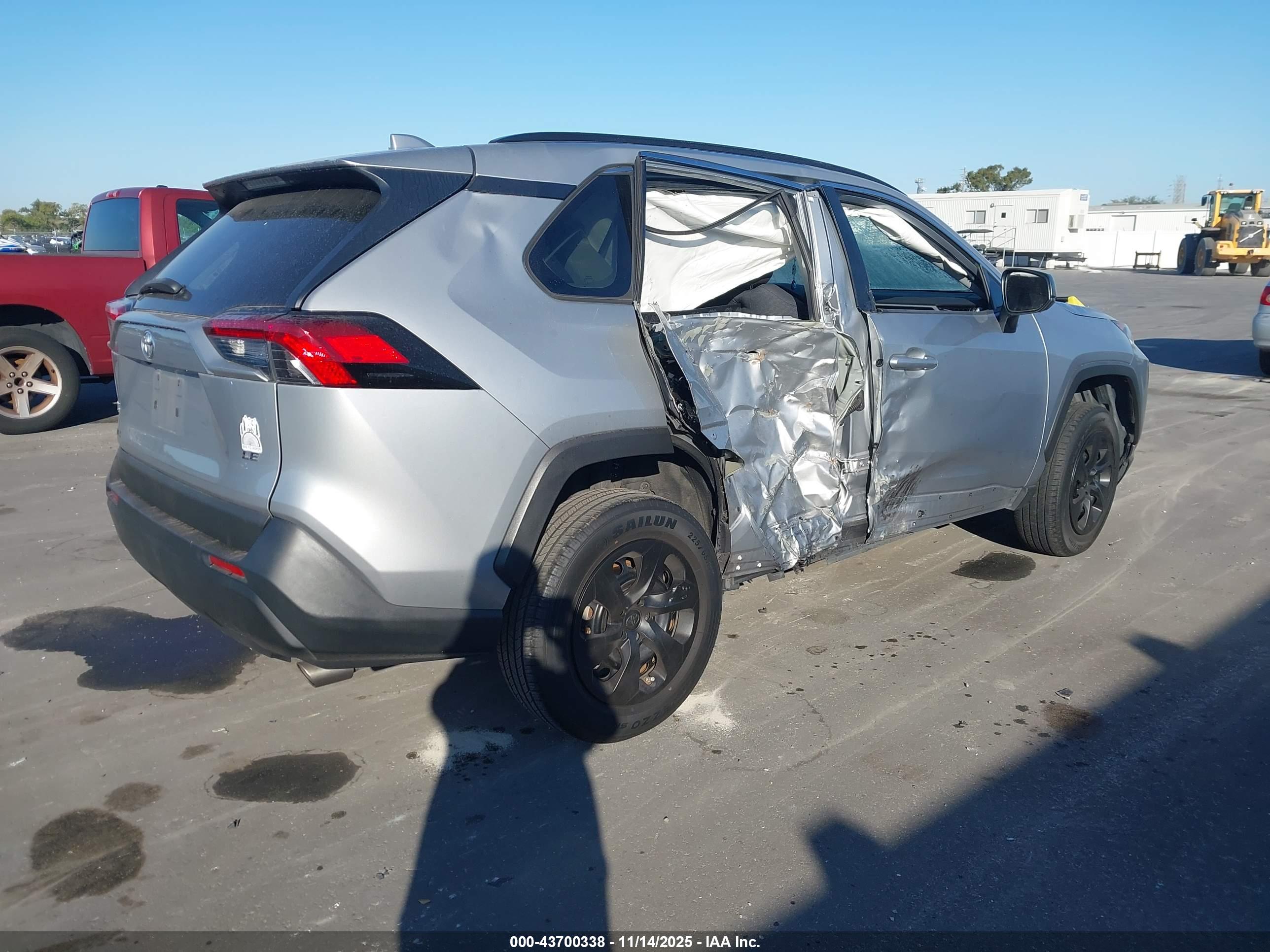 TOYOTA RAV4 image 4