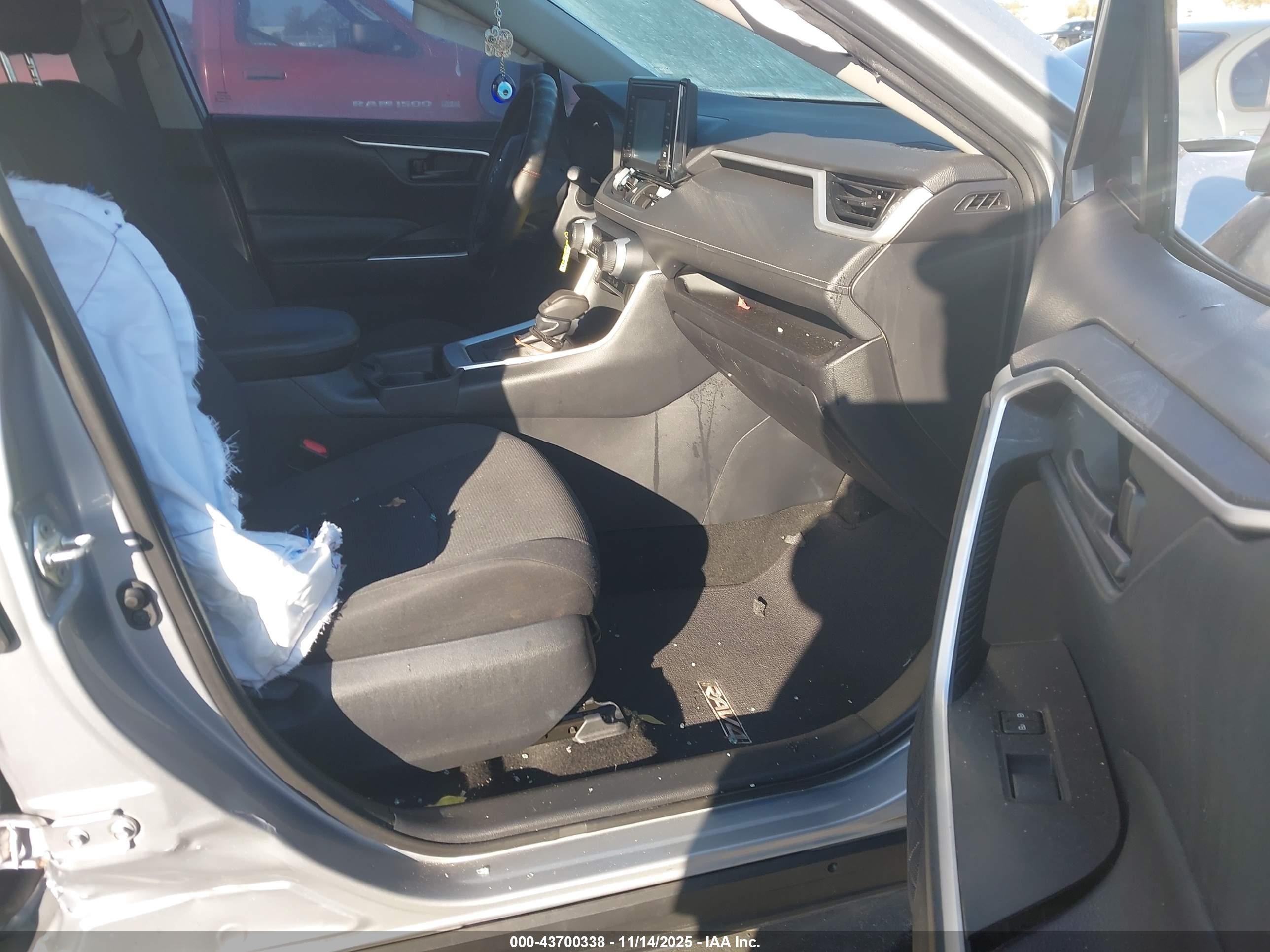 TOYOTA RAV4 image 5
