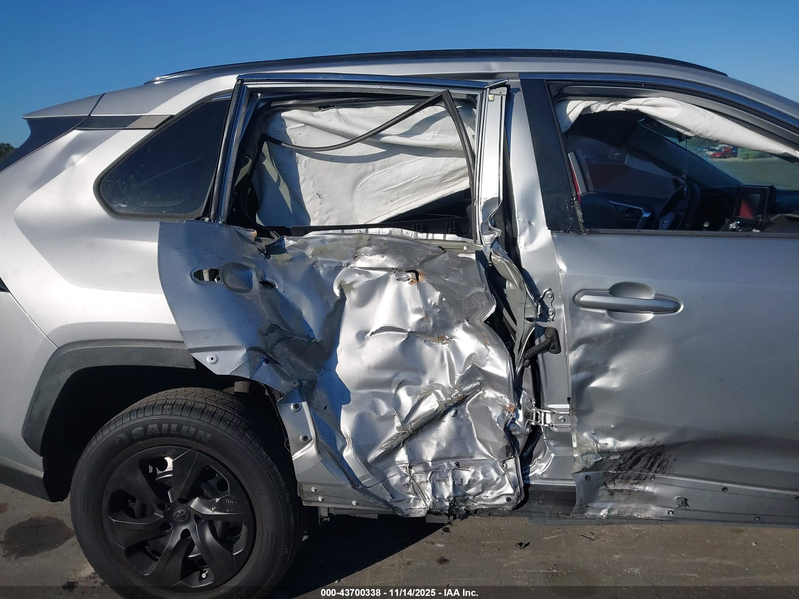 TOYOTA RAV4 image 6