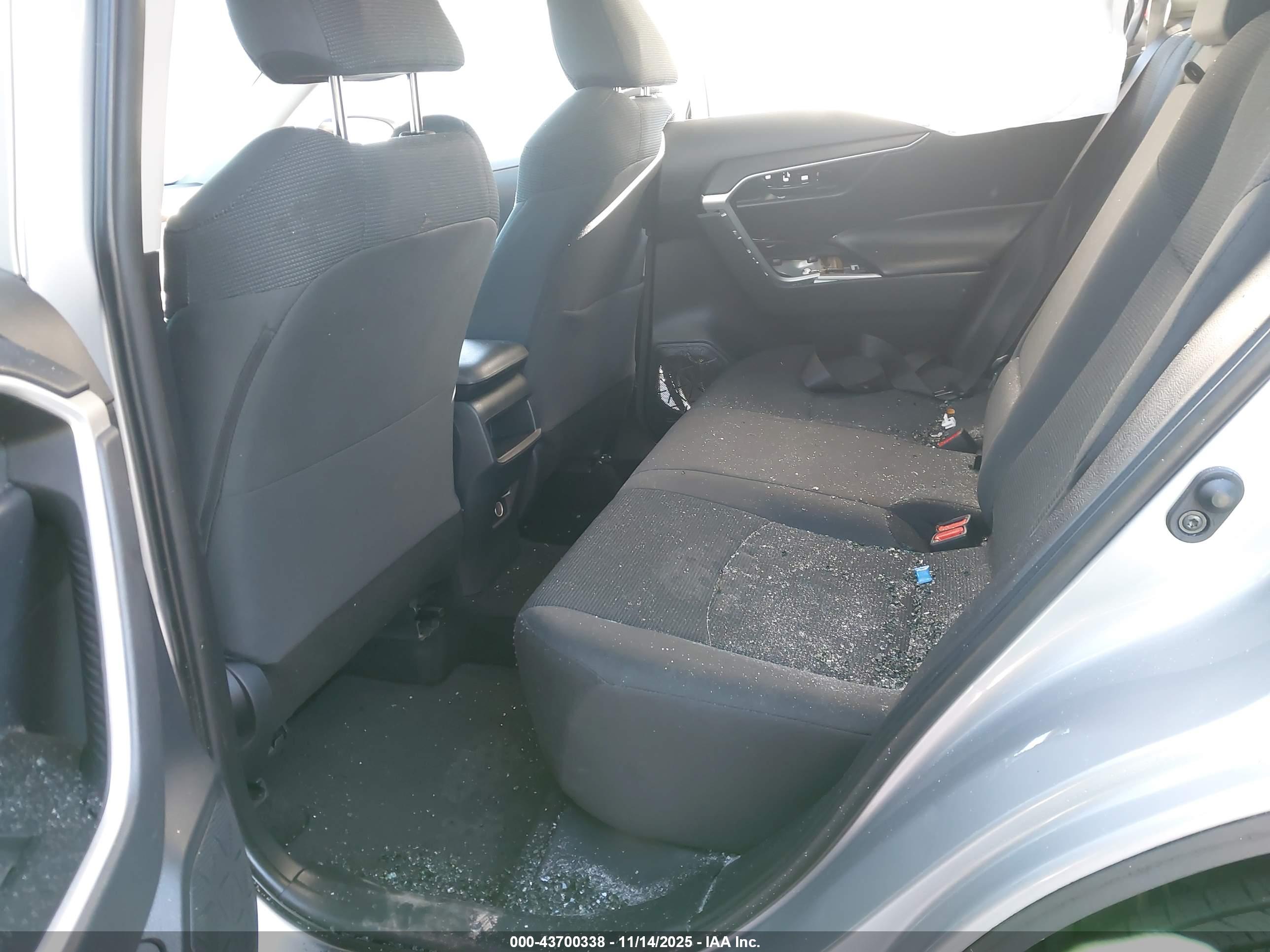 TOYOTA RAV4 image 8